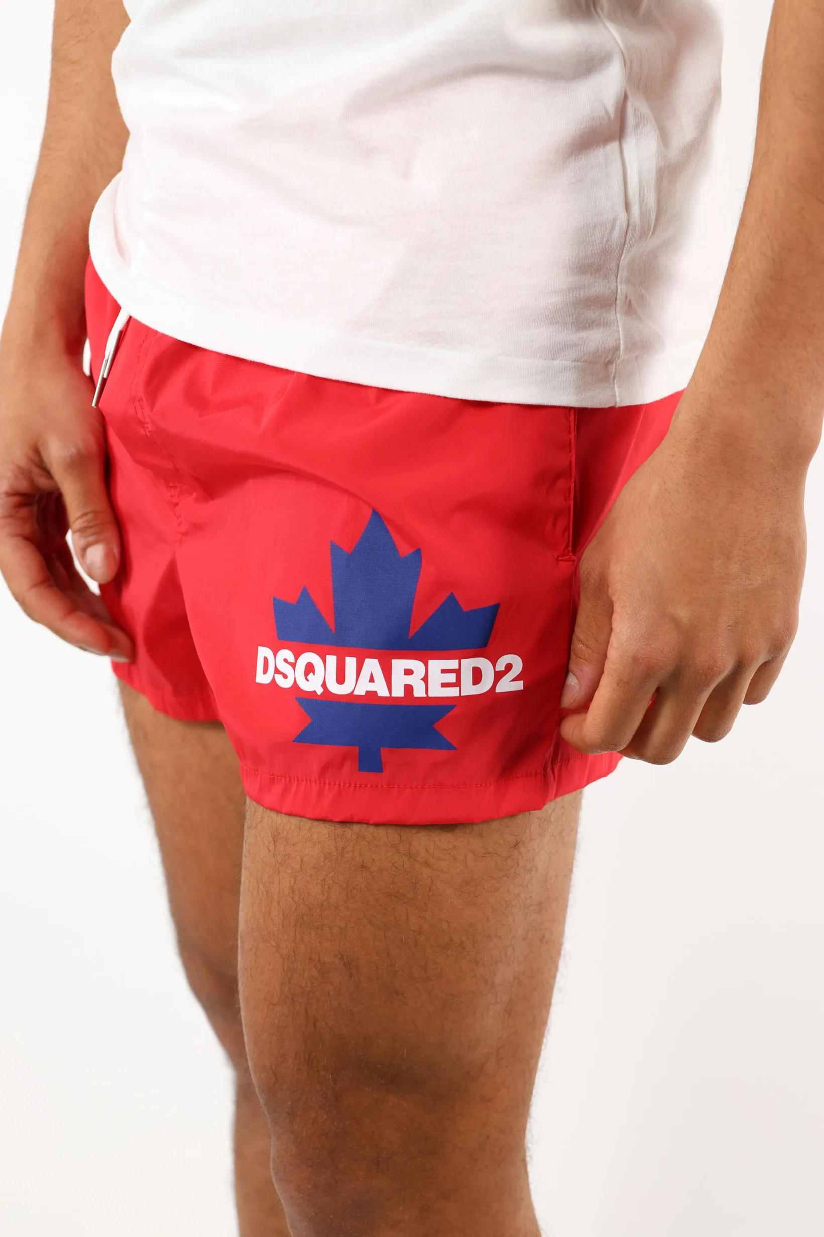 Bañador rojo con minilogo hoja azul