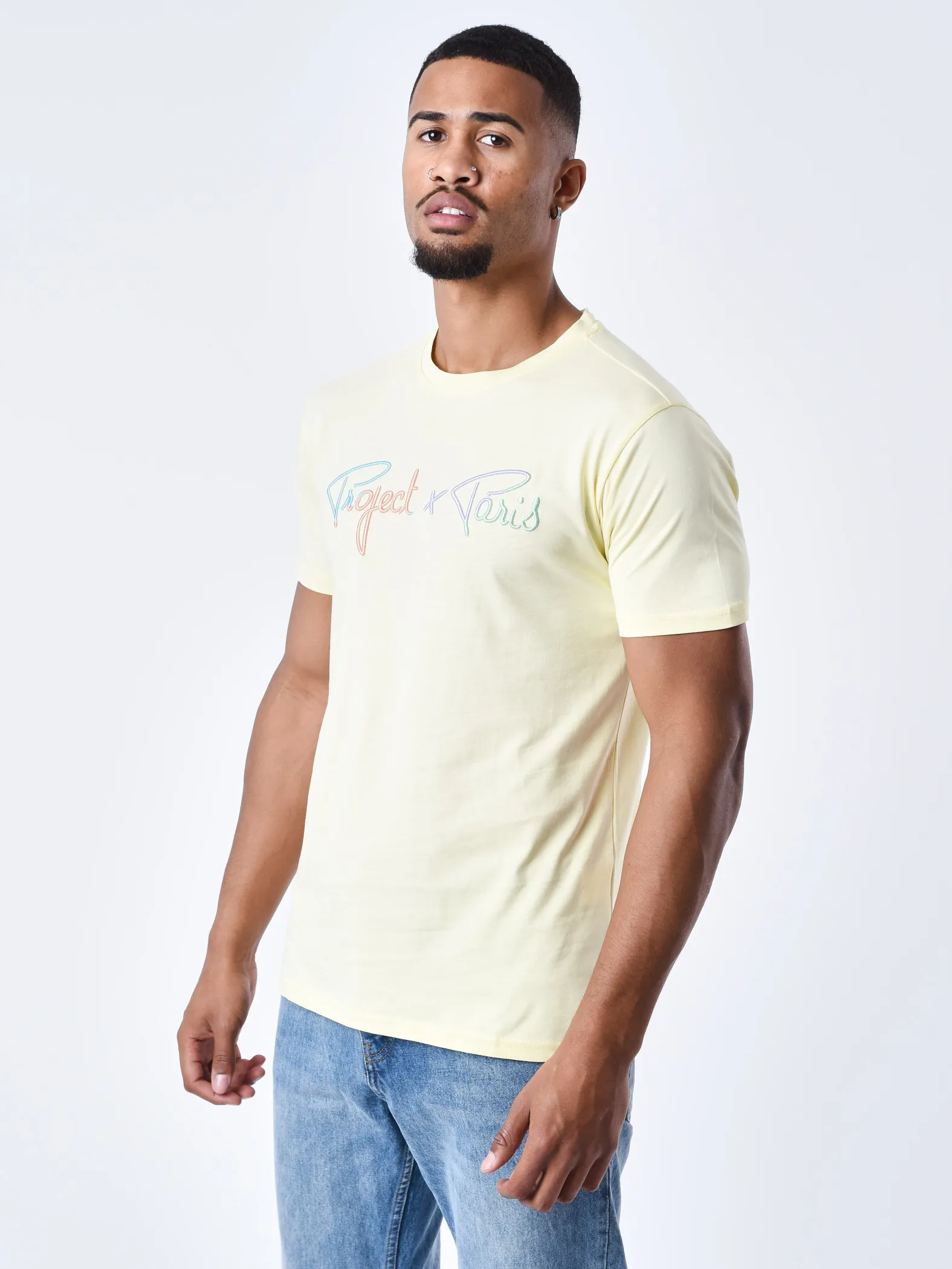 Camiseta de firma con logotipo arco iris bordado