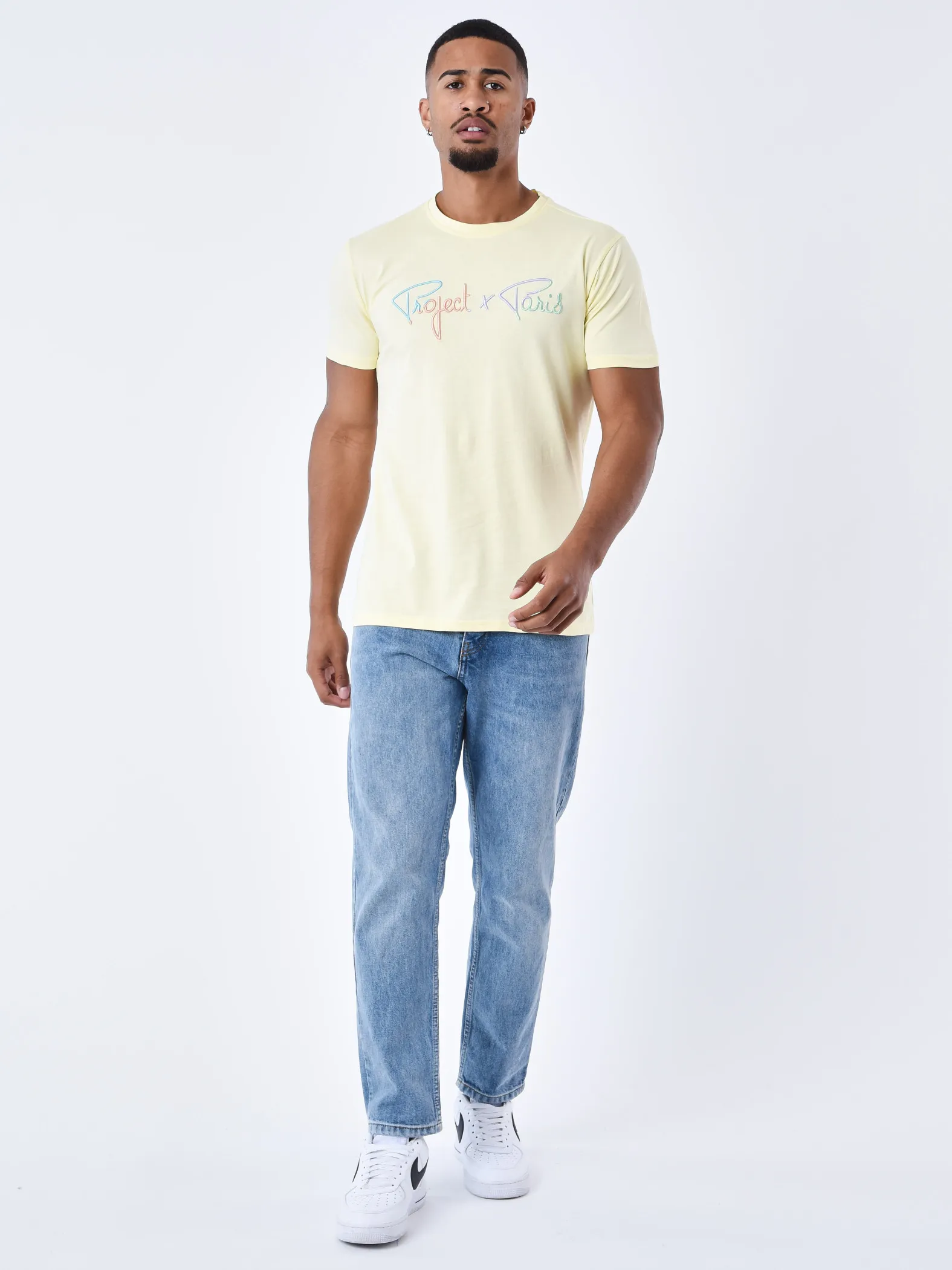 Camiseta de firma con logotipo arco iris bordado