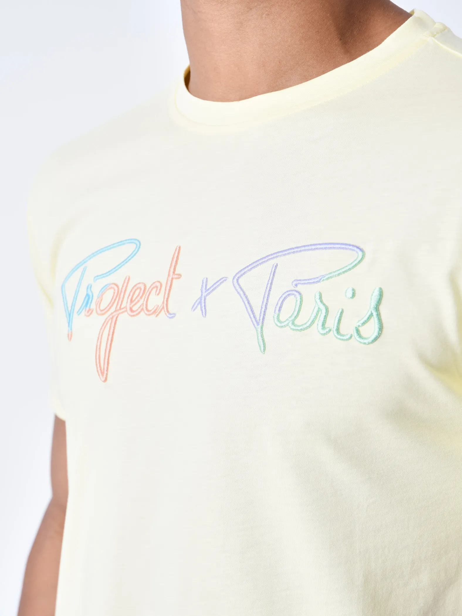 Camiseta de firma con logotipo arco iris bordado