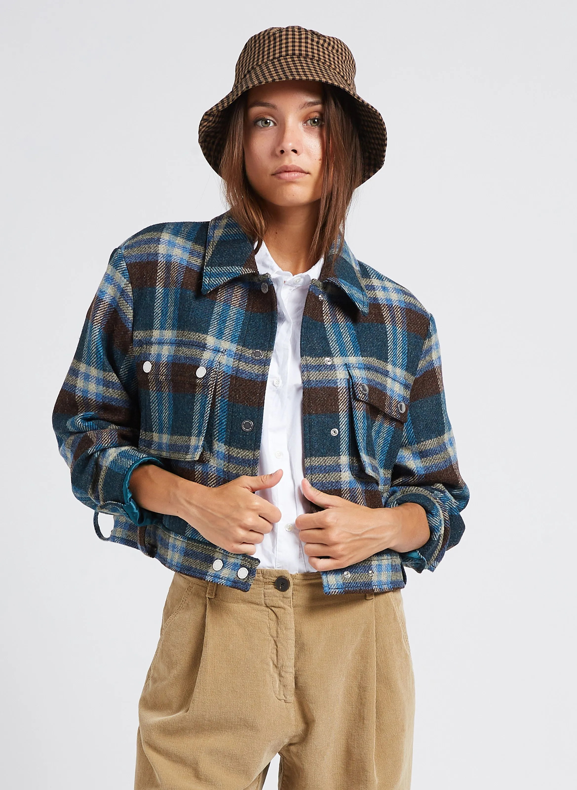 Chaqueta corta de lana con cuello clásico de cuadros en azul