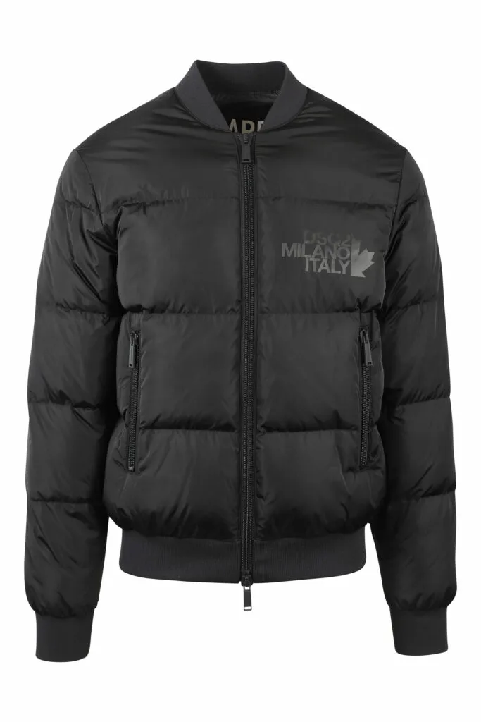 Chaqueta negra con logo negro