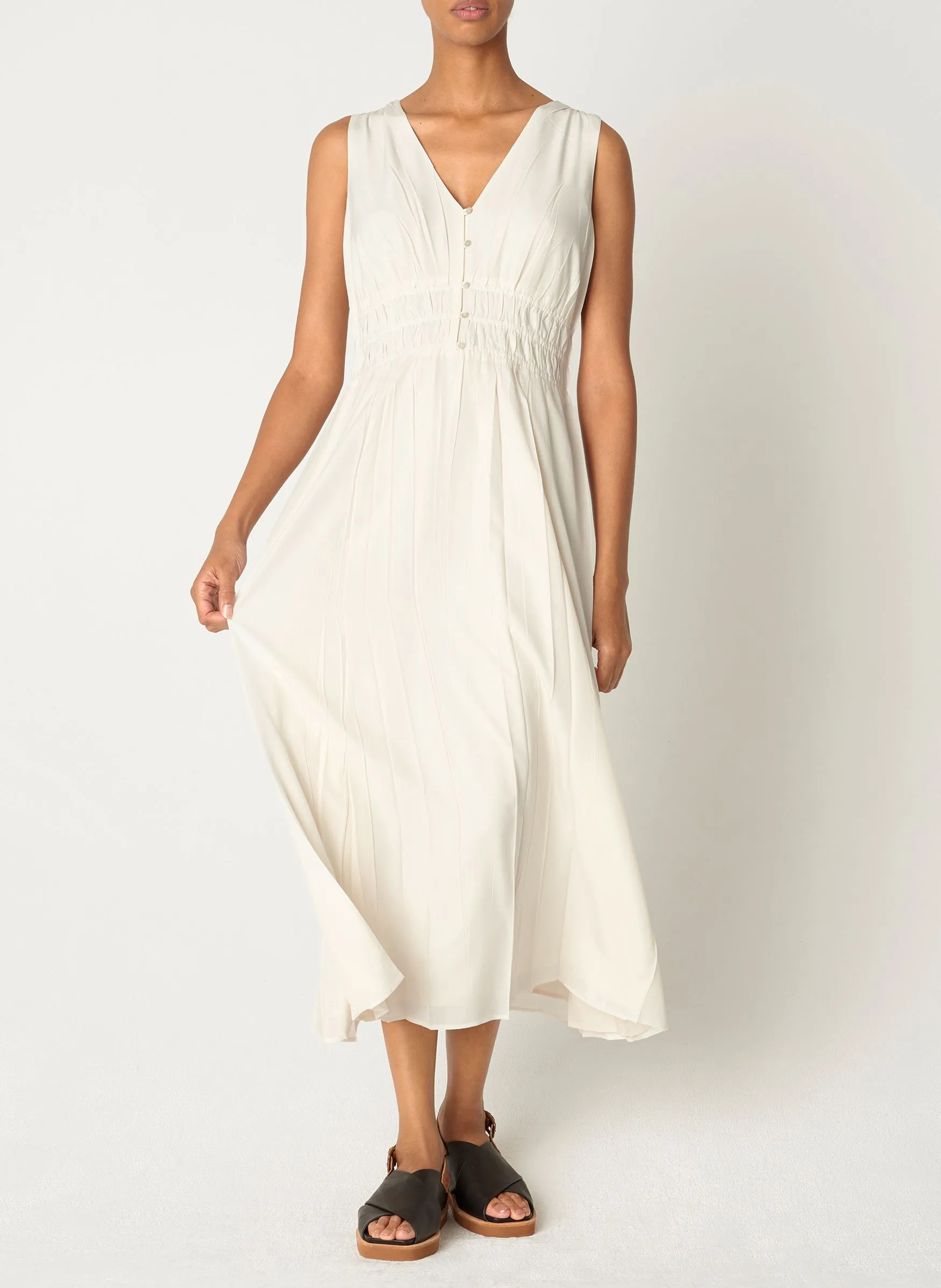 COTELAC Vestido largo recto con cuello de pico en blanco