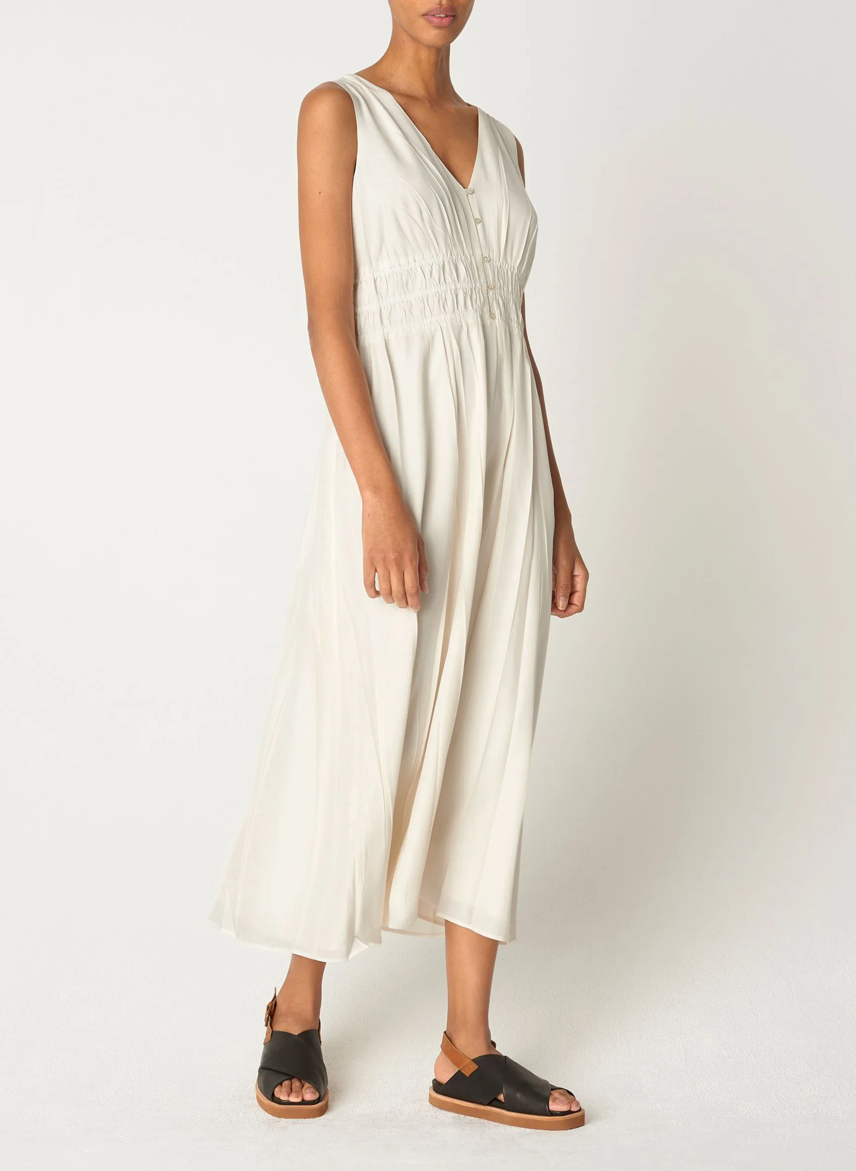 COTELAC Vestido largo recto con cuello de pico en blanco