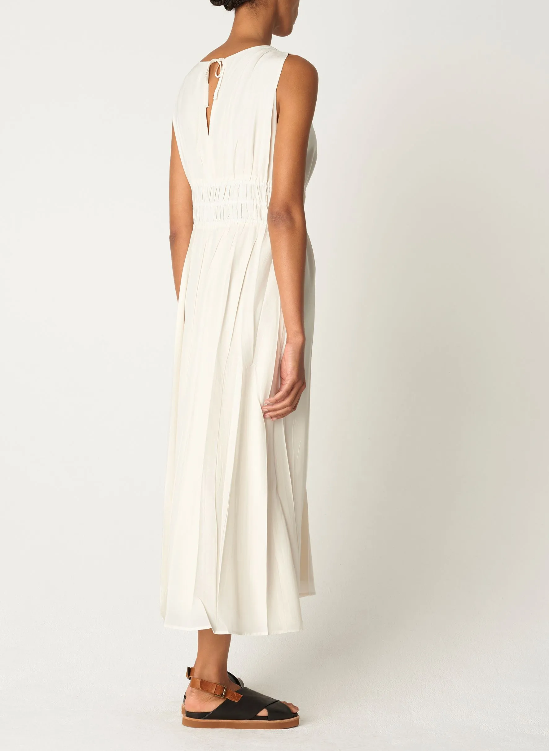 COTELAC Vestido largo recto con cuello de pico en blanco