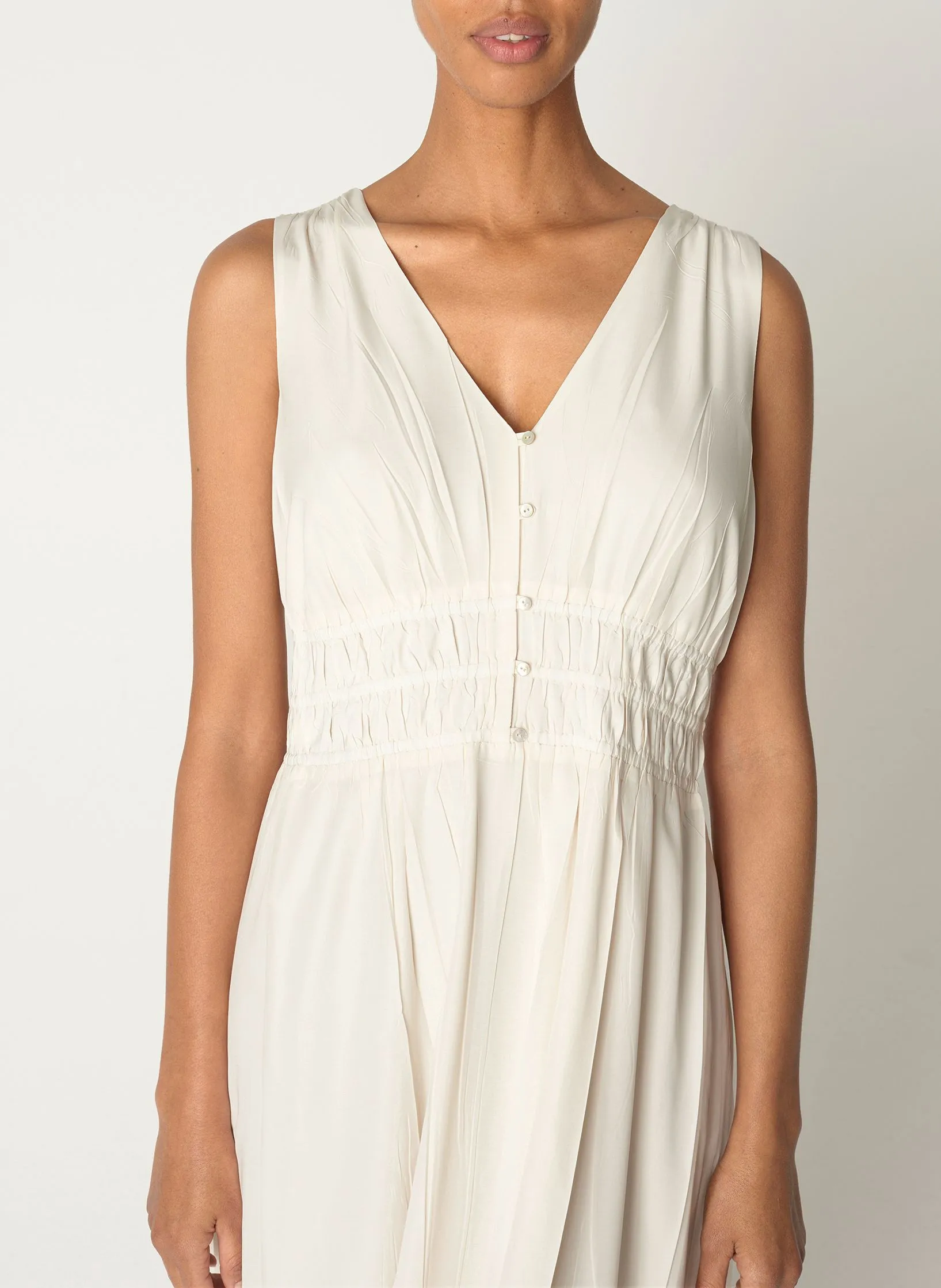 COTELAC Vestido largo recto con cuello de pico en blanco