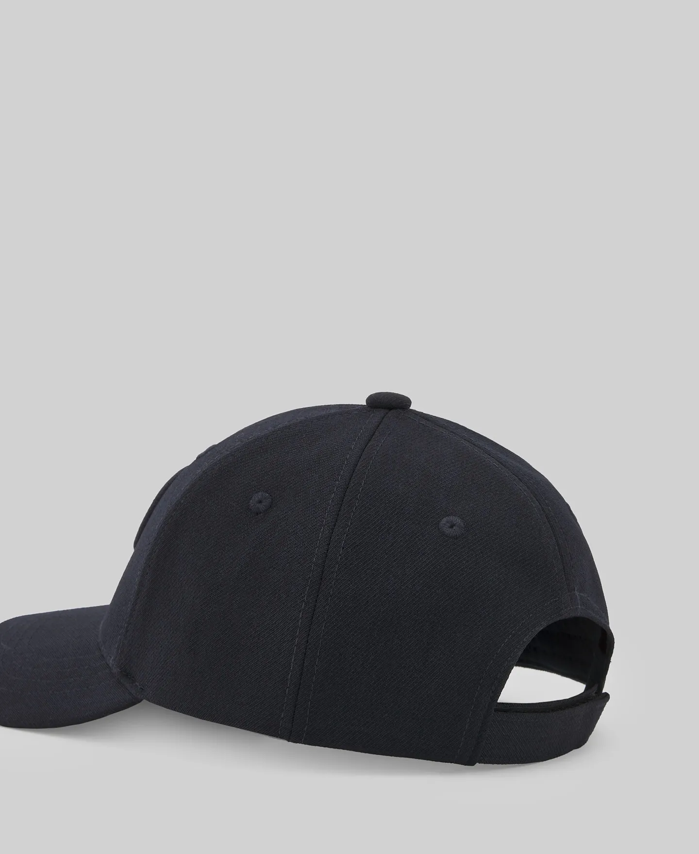 Embroidered logo cap woman