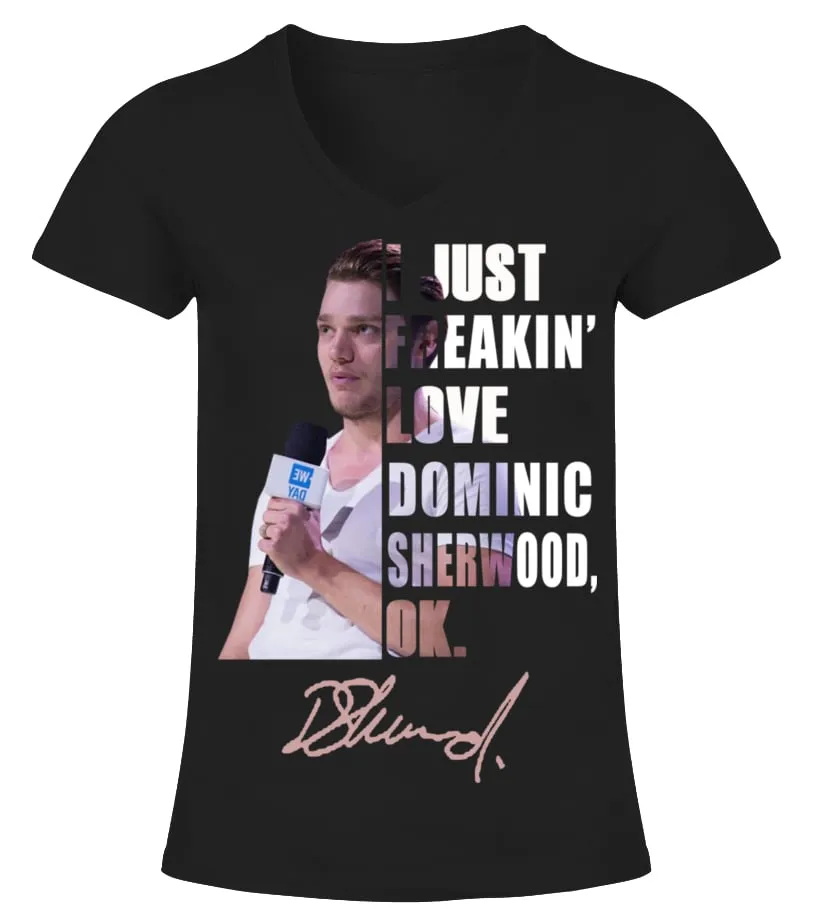 I JUST FREAKIN' LOVE DOMINIC SHERWOOD , OK. Camiseta cuello pico Mujer