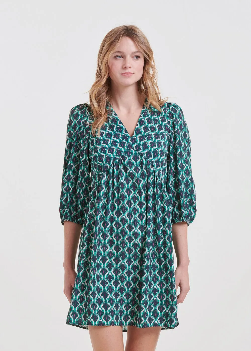 LA FEE MARABOUTEE Vestido corto entallado con cuello de pico y estampado en azul