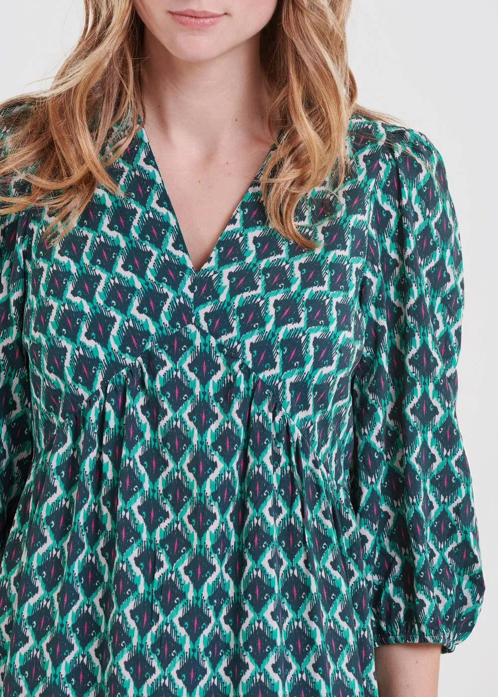 LA FEE MARABOUTEE Vestido corto entallado con cuello de pico y estampado en azul
