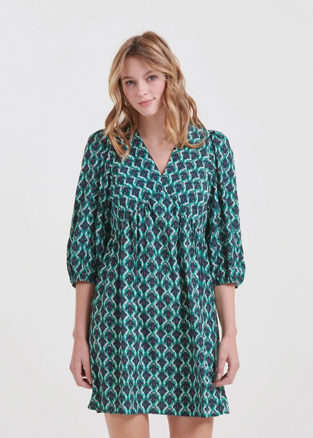 LA FEE MARABOUTEE Vestido corto entallado con cuello de pico y estampado en azul