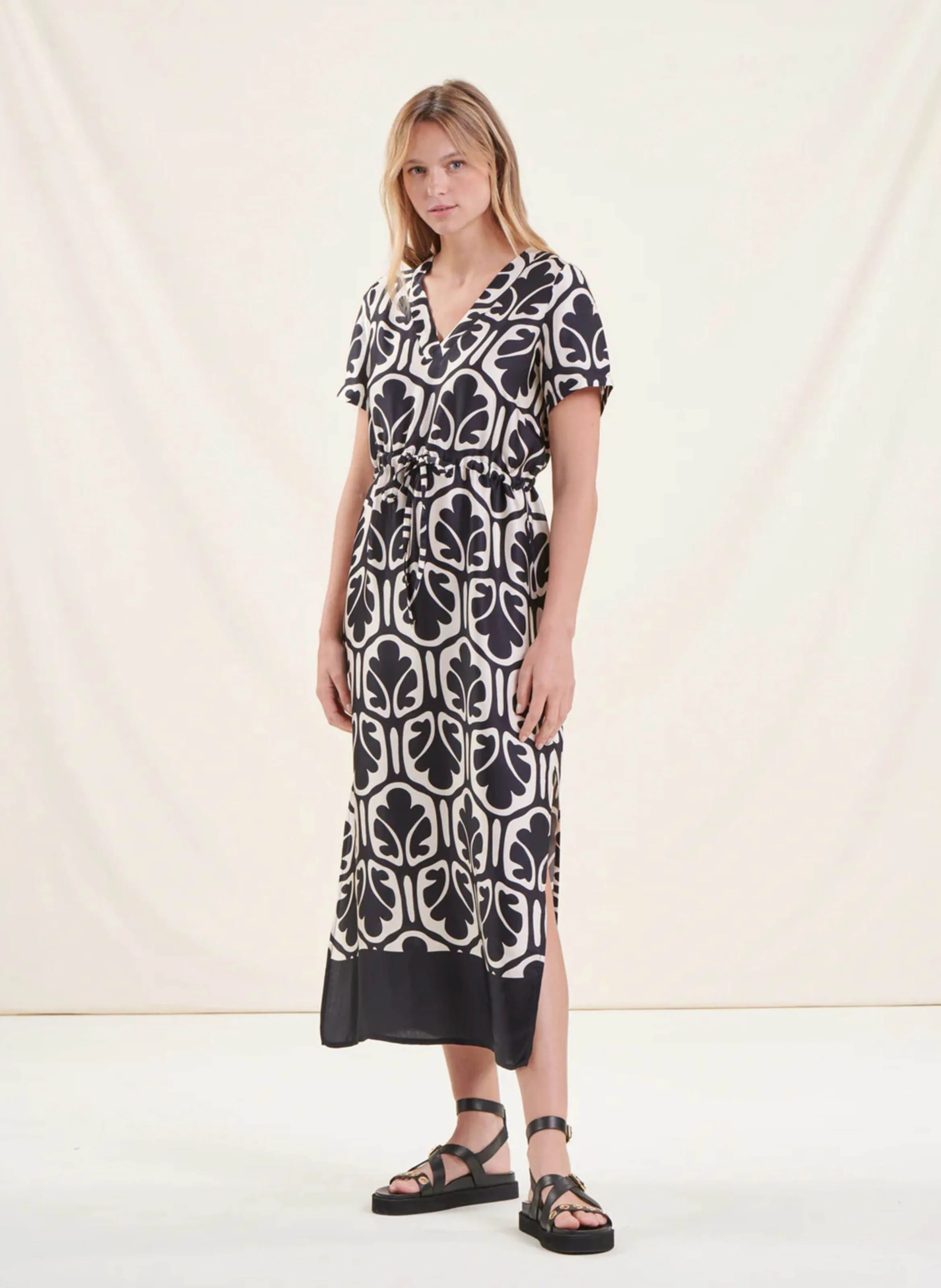 LA FEE MARABOUTEE Vestido largo recto con cuello de pico en negro