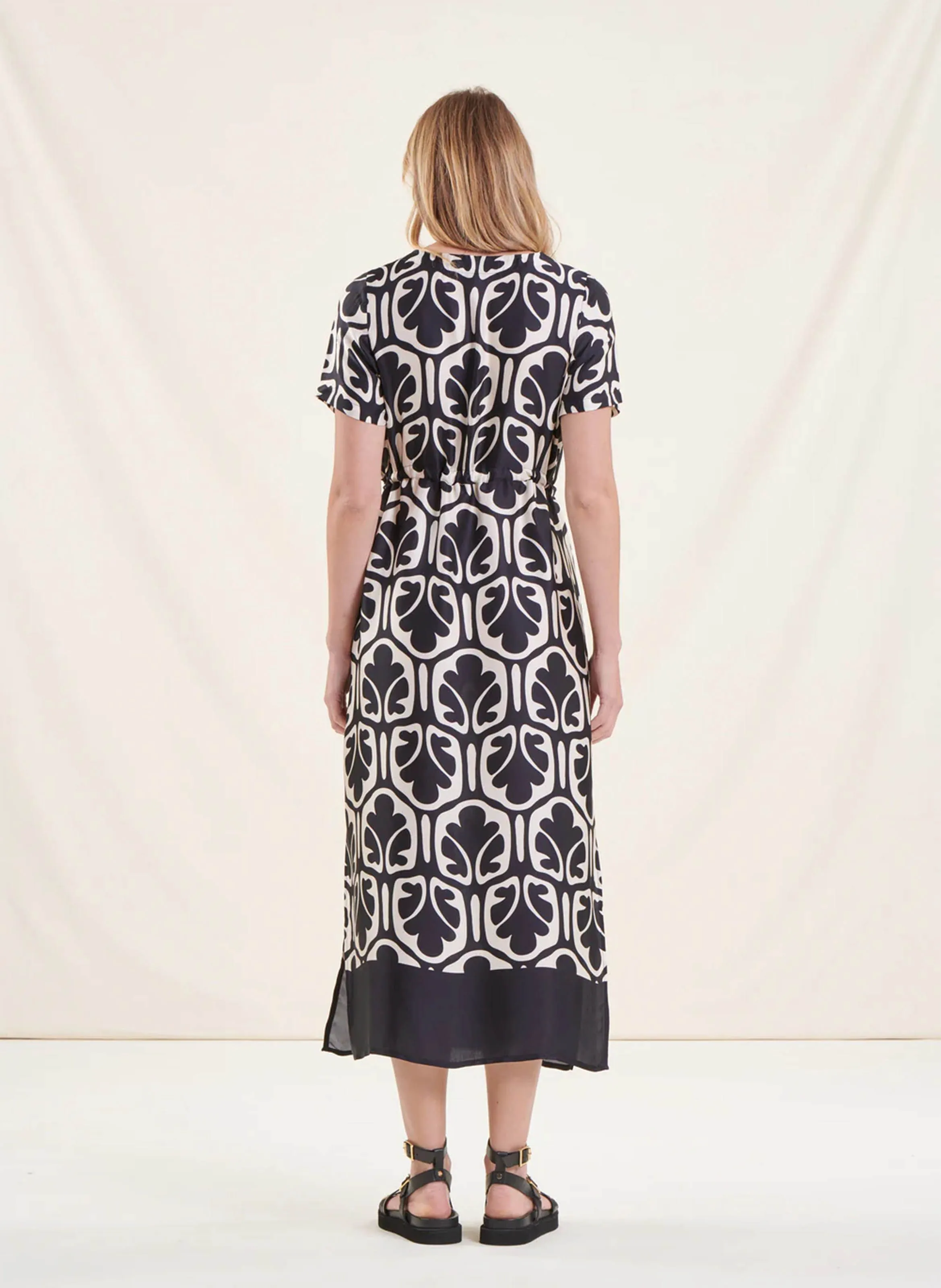 LA FEE MARABOUTEE Vestido largo recto con cuello de pico en negro