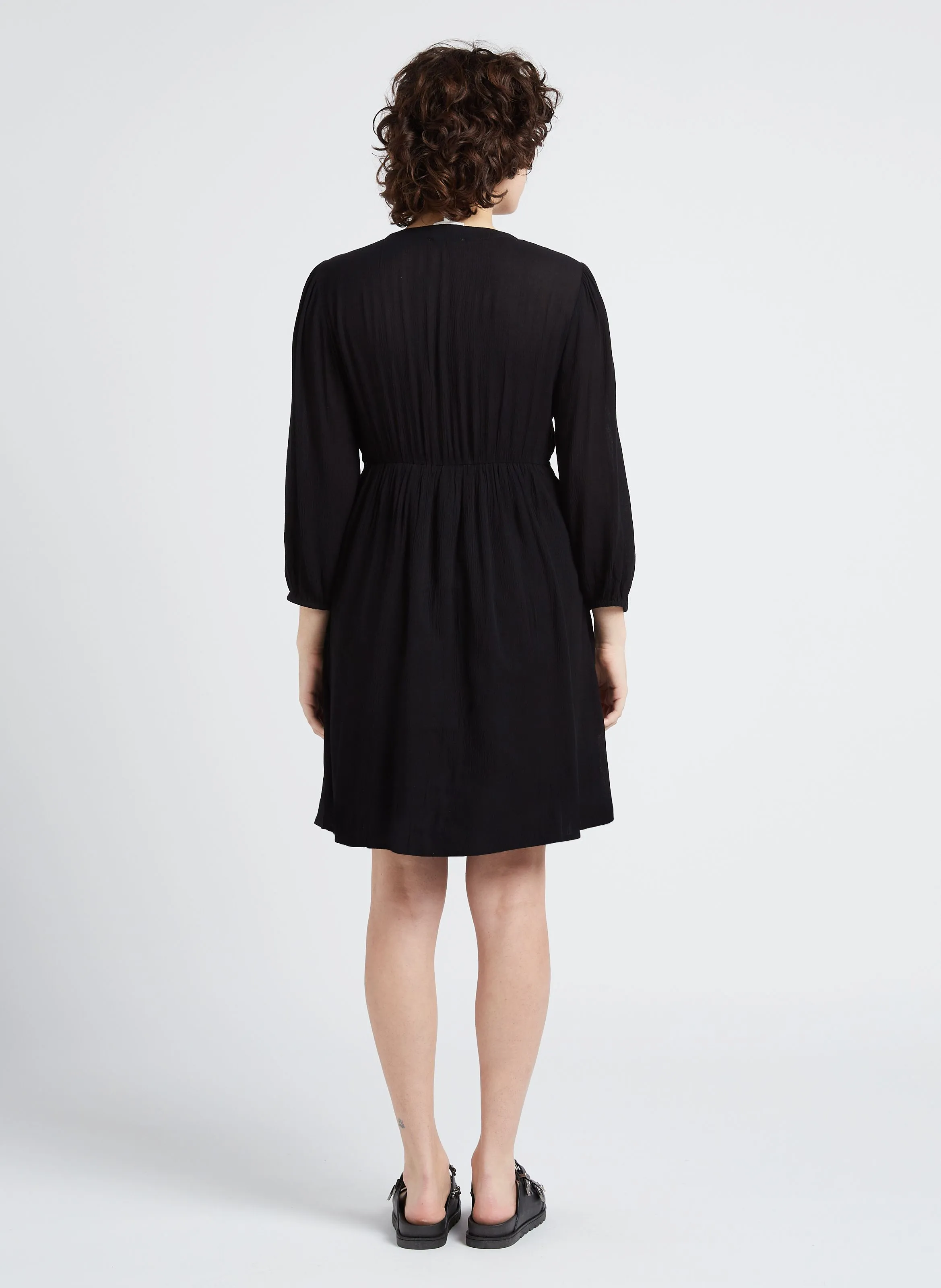 MAISON 123 CAMILLE BIS  VESTIDO MIDI AJUSTADO CON BORDADO EN NEGRO