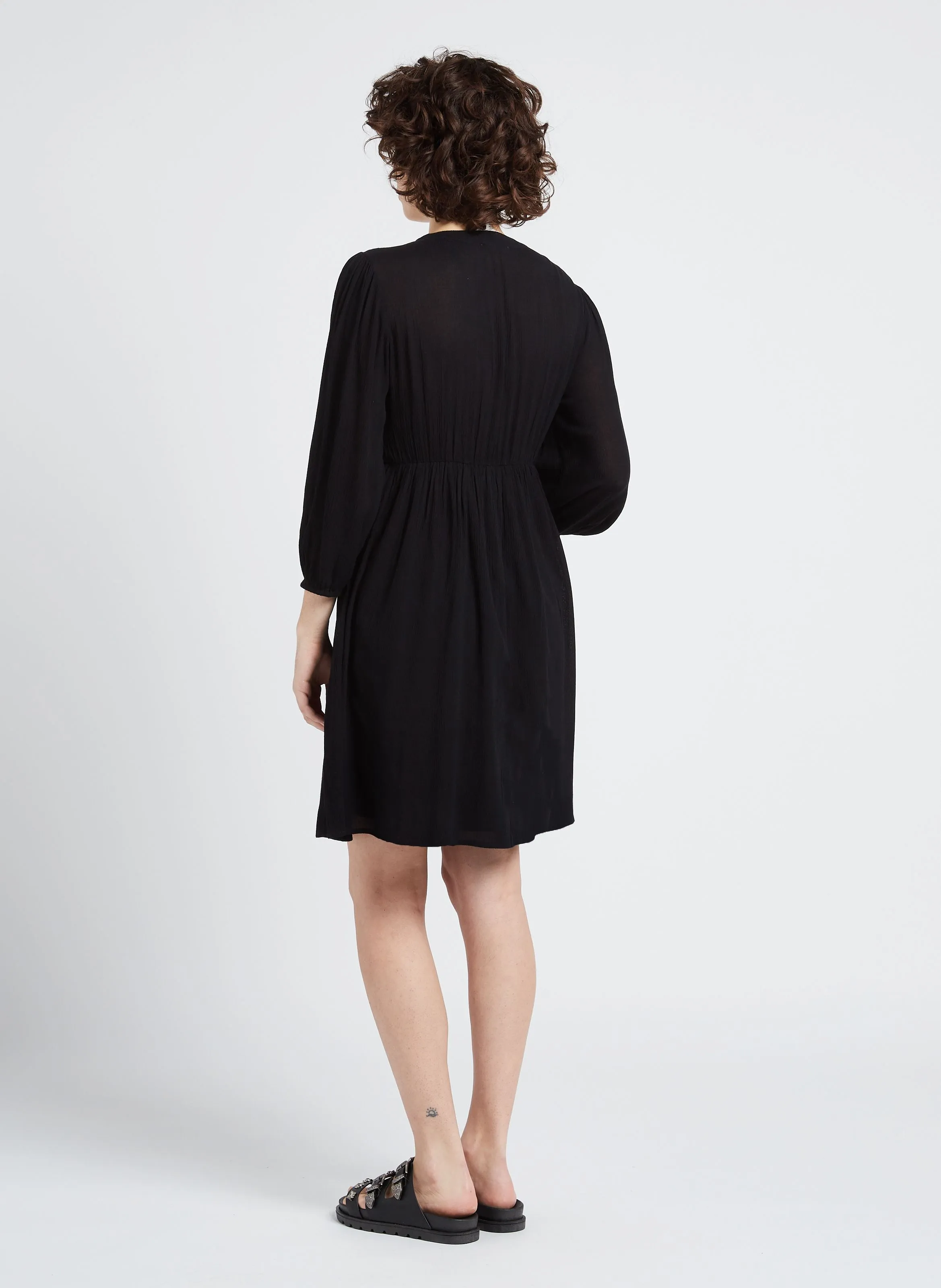 MAISON 123 CAMILLE BIS  VESTIDO MIDI AJUSTADO CON BORDADO EN NEGRO