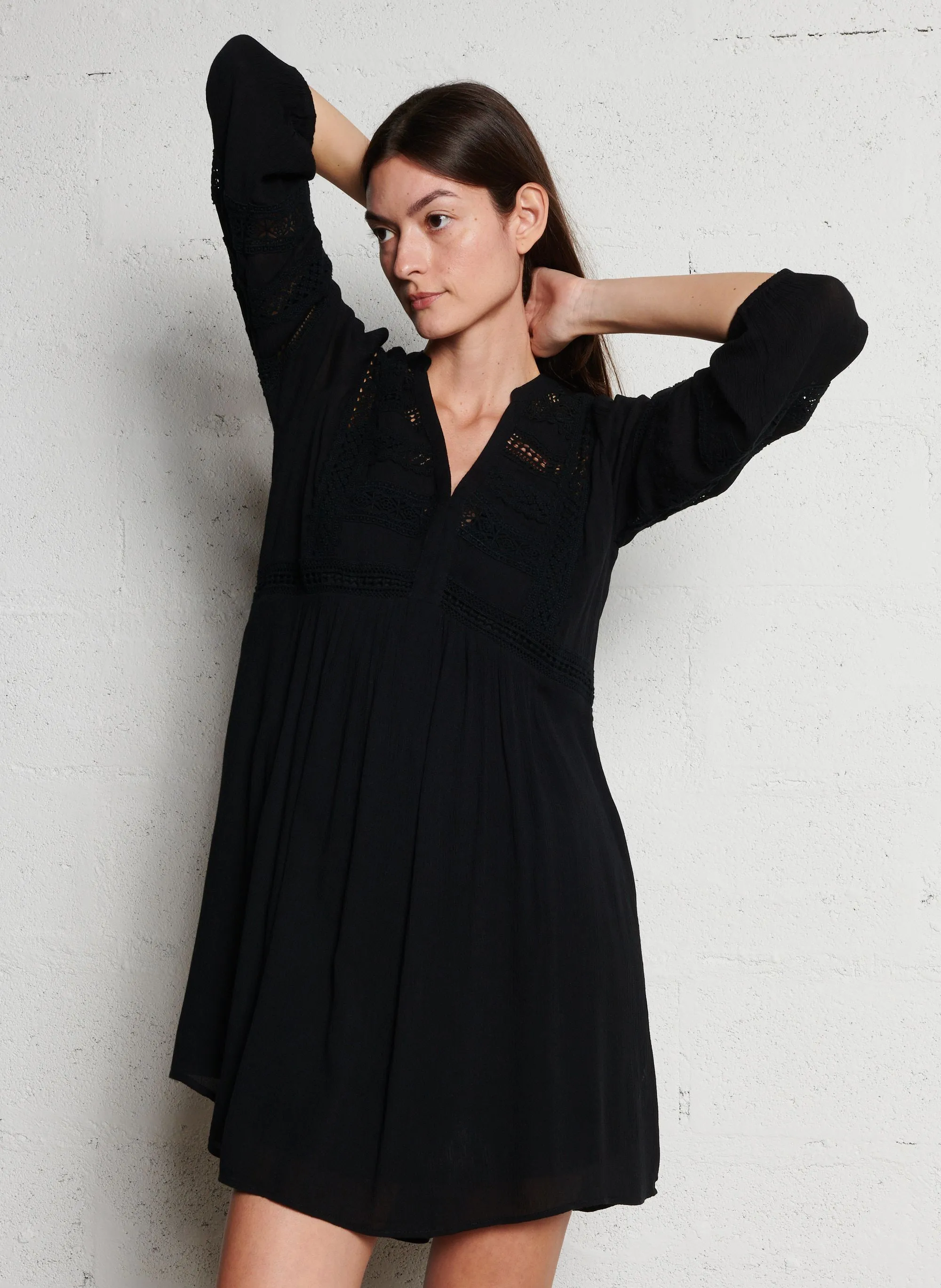 MAISON 123 MUSE BIS  VESTIDO RECTO CON CUELLO DE PICO EN NEGRO