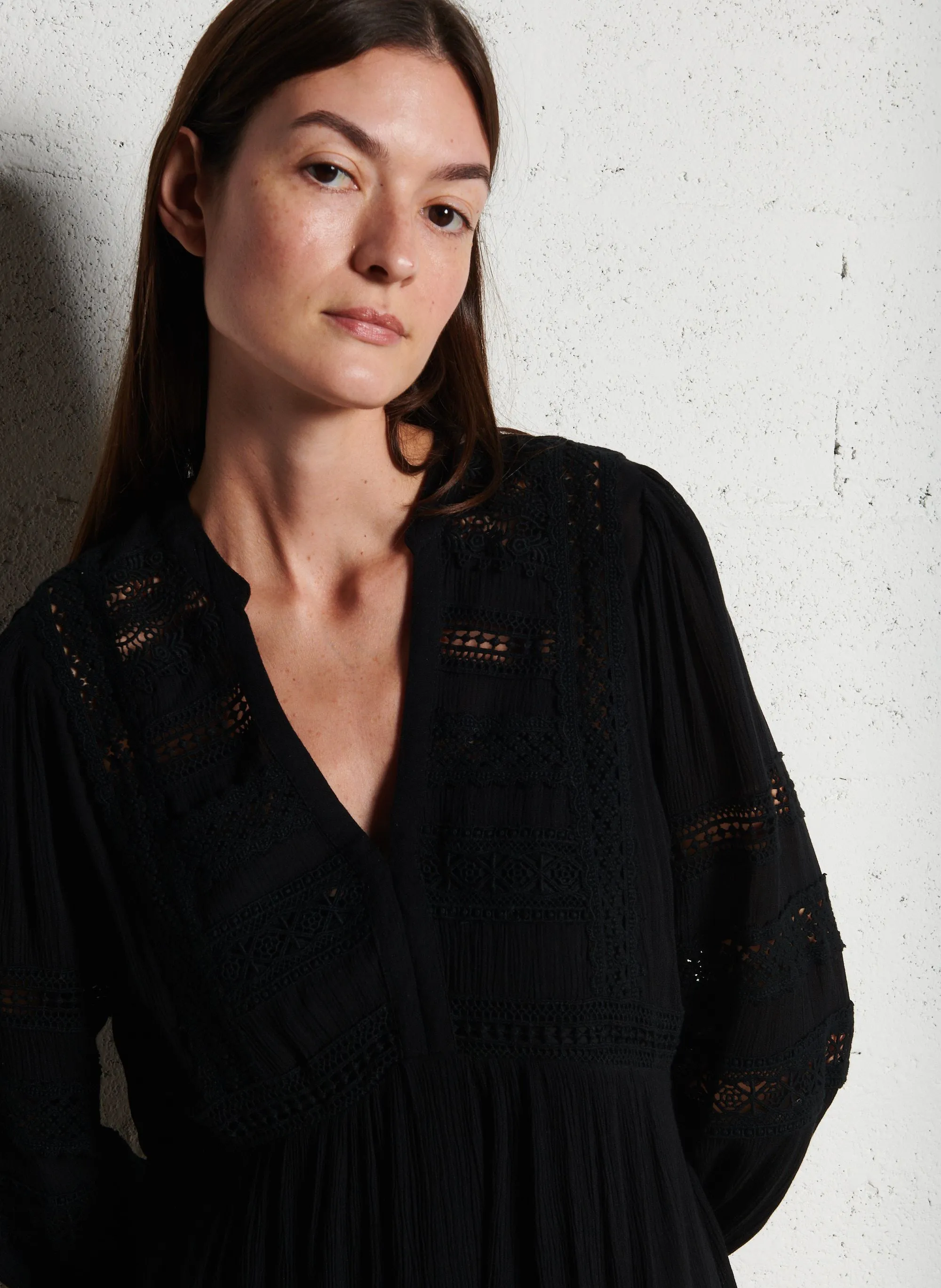 MAISON 123 MUSE BIS  VESTIDO RECTO CON CUELLO DE PICO EN NEGRO