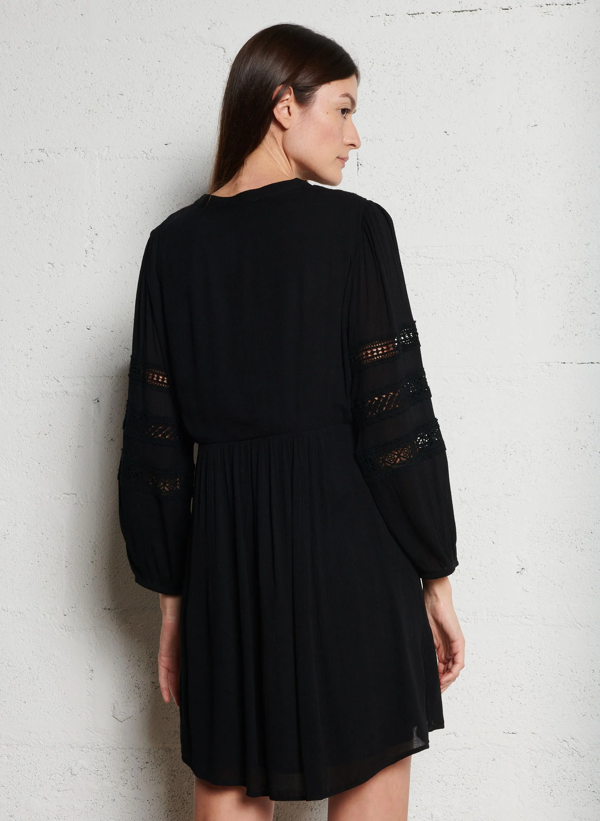 MAISON 123 MUSE BIS  VESTIDO RECTO CON CUELLO DE PICO EN NEGRO