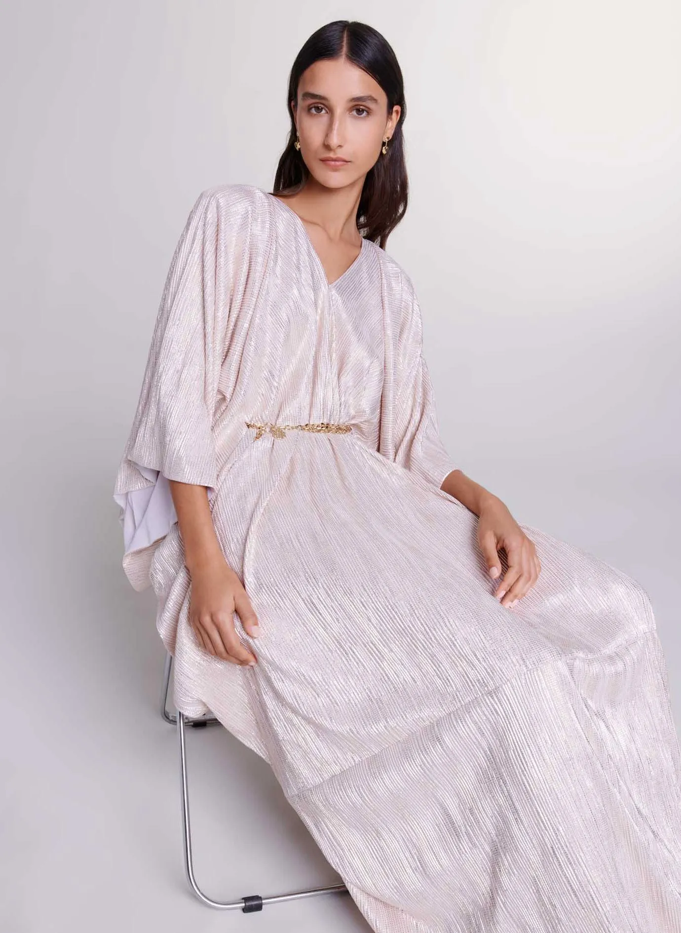 MAJE Vestido largo con cuello de pico drapeado con lentejuelas en rosa