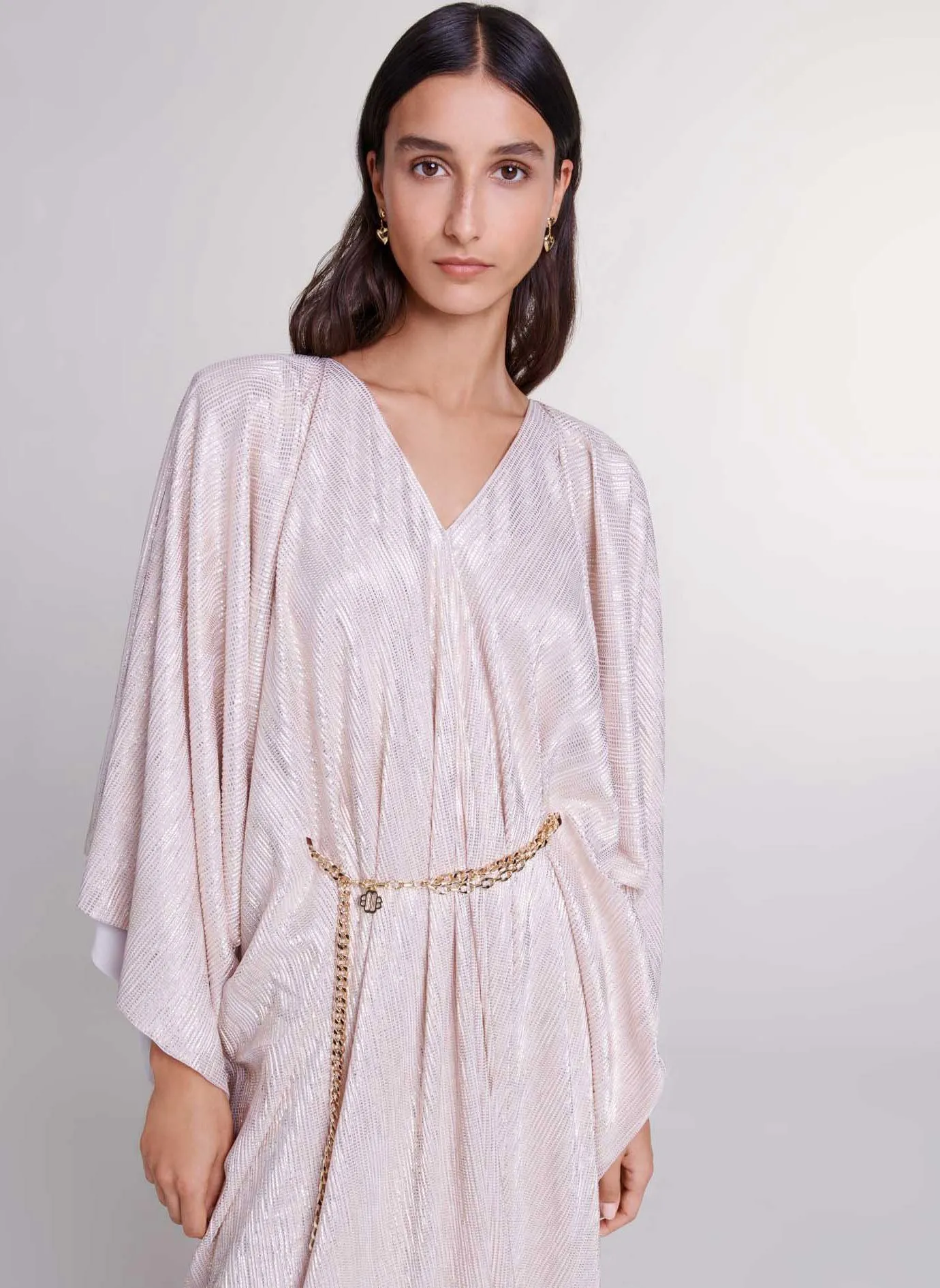 MAJE Vestido largo con cuello de pico drapeado con lentejuelas en rosa