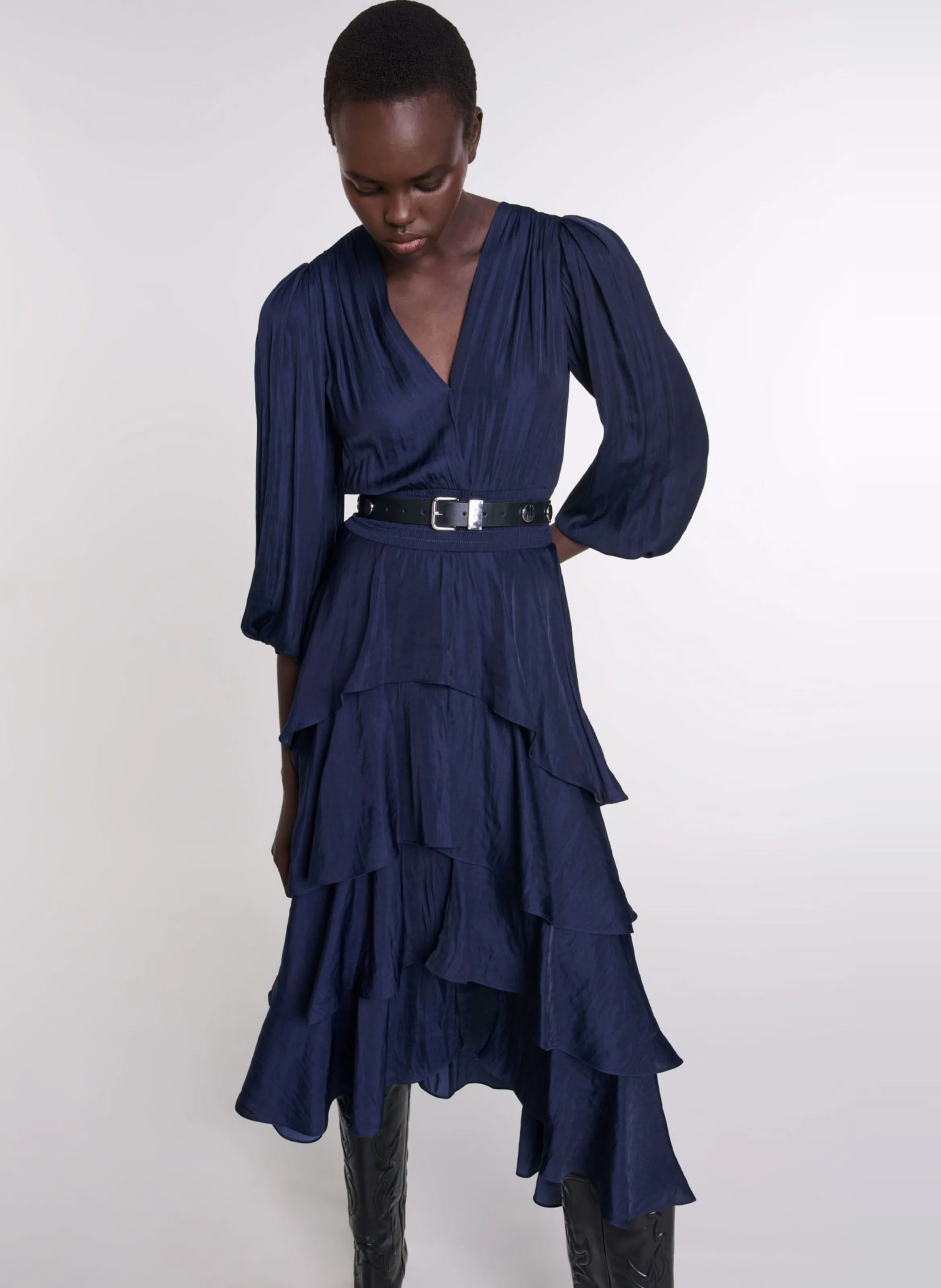 MAJE Vestido largo con cuello de pico y volantes en azul