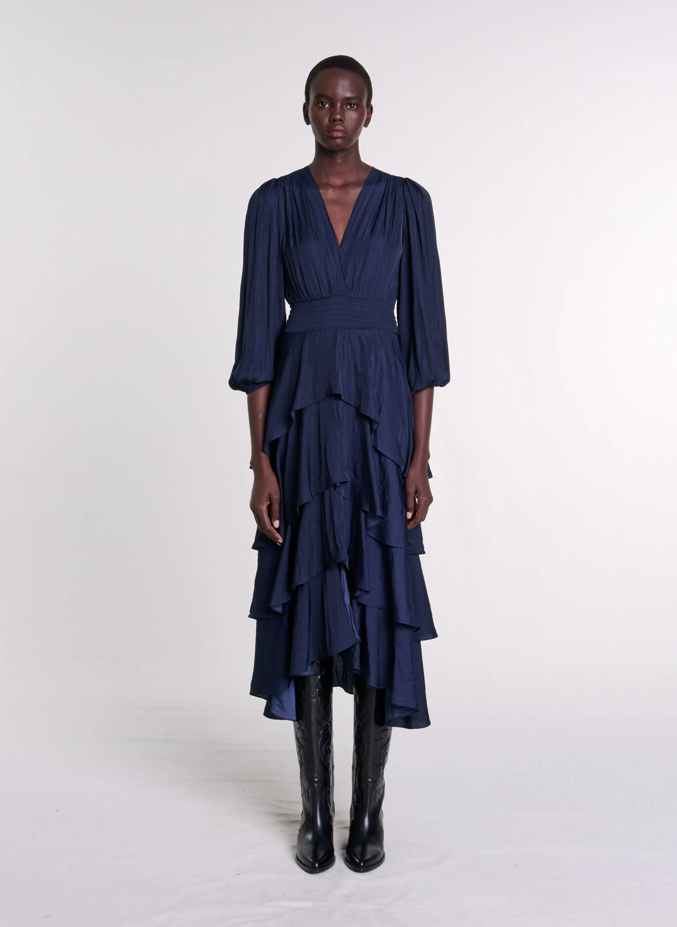 MAJE Vestido largo con cuello de pico y volantes en azul