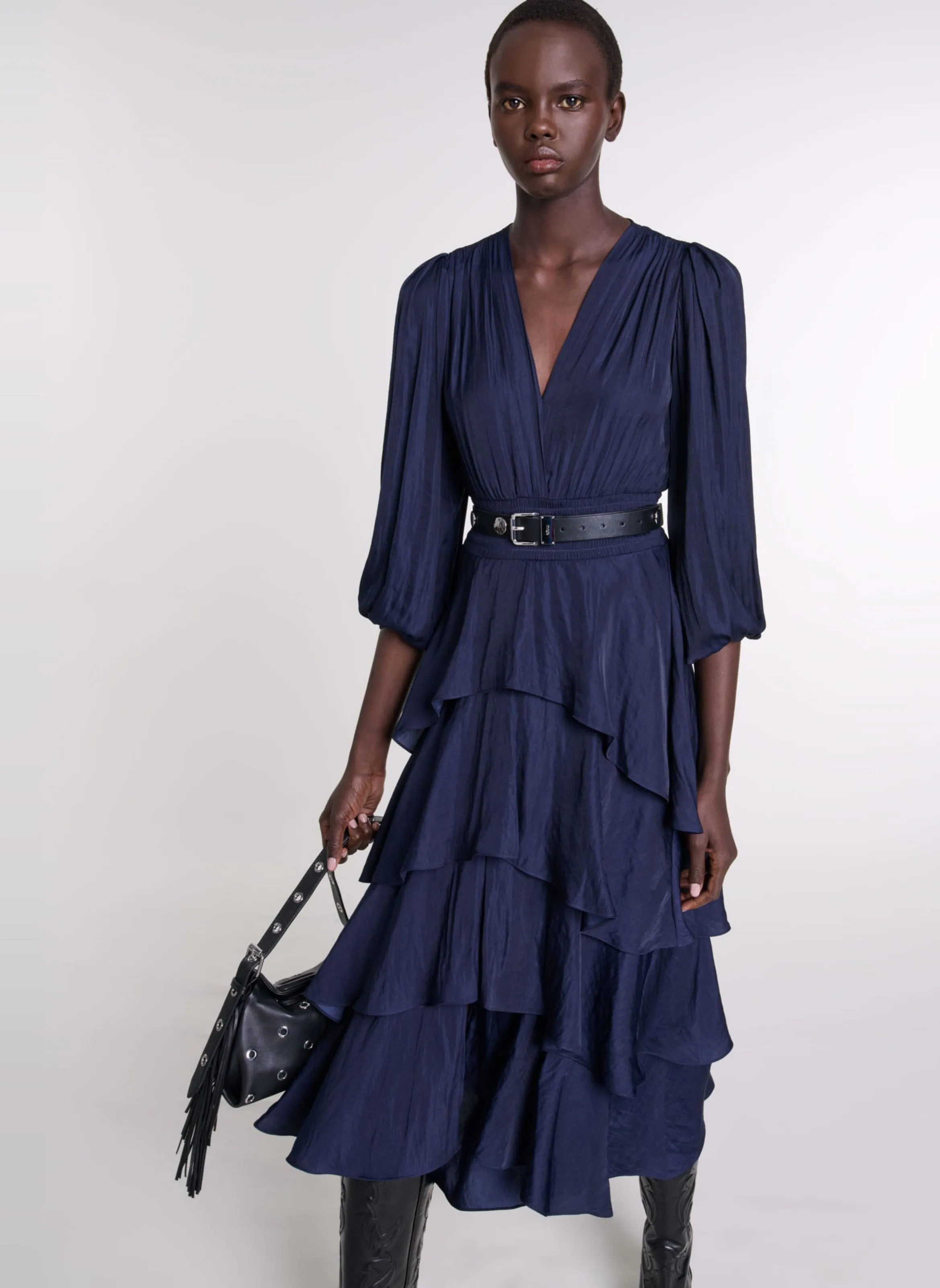 MAJE Vestido largo con cuello de pico y volantes en azul