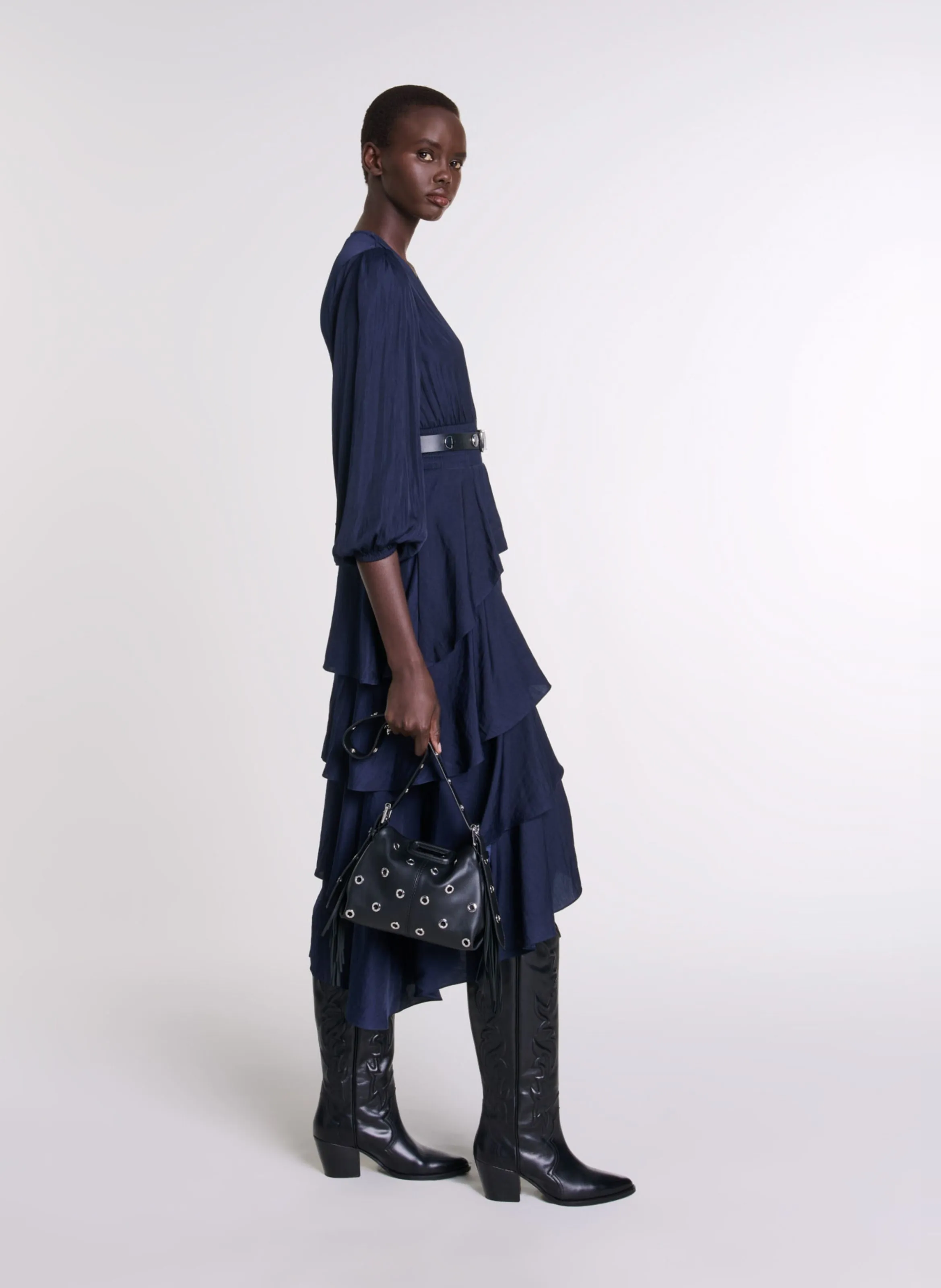 MAJE Vestido largo con cuello de pico y volantes en azul