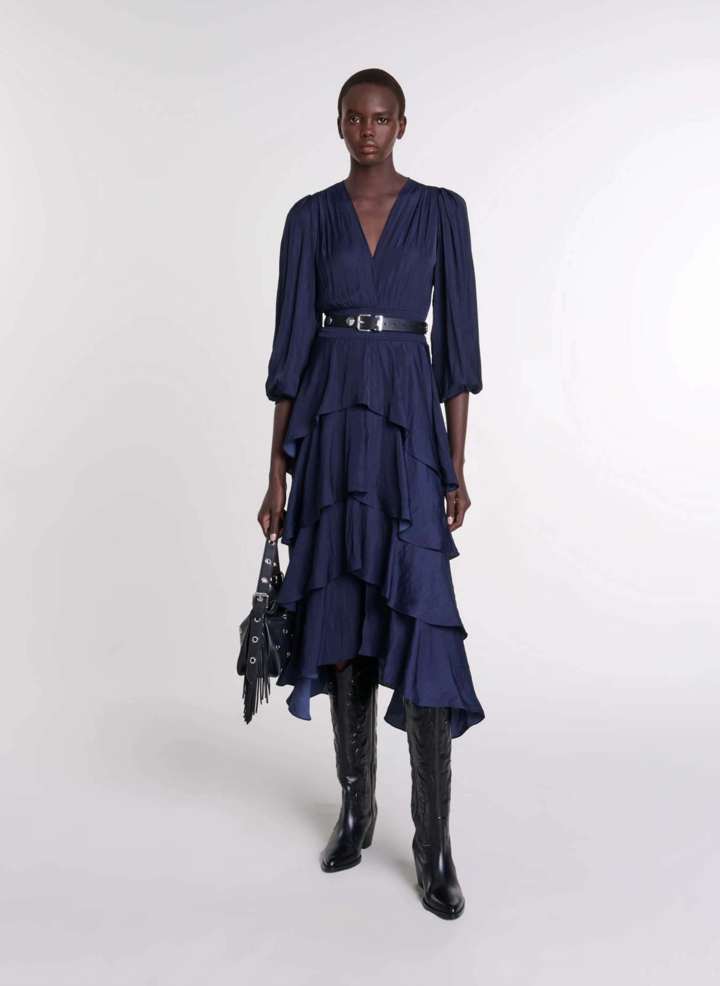 MAJE Vestido largo con cuello de pico y volantes en azul