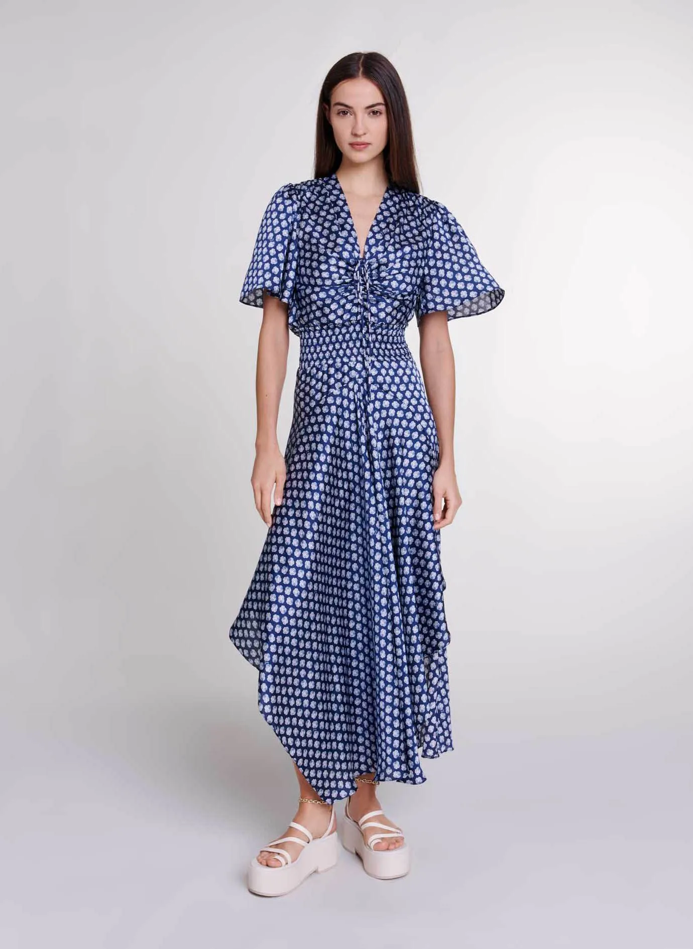MAJE Vestido largo entallado con escote en V estampado en azul