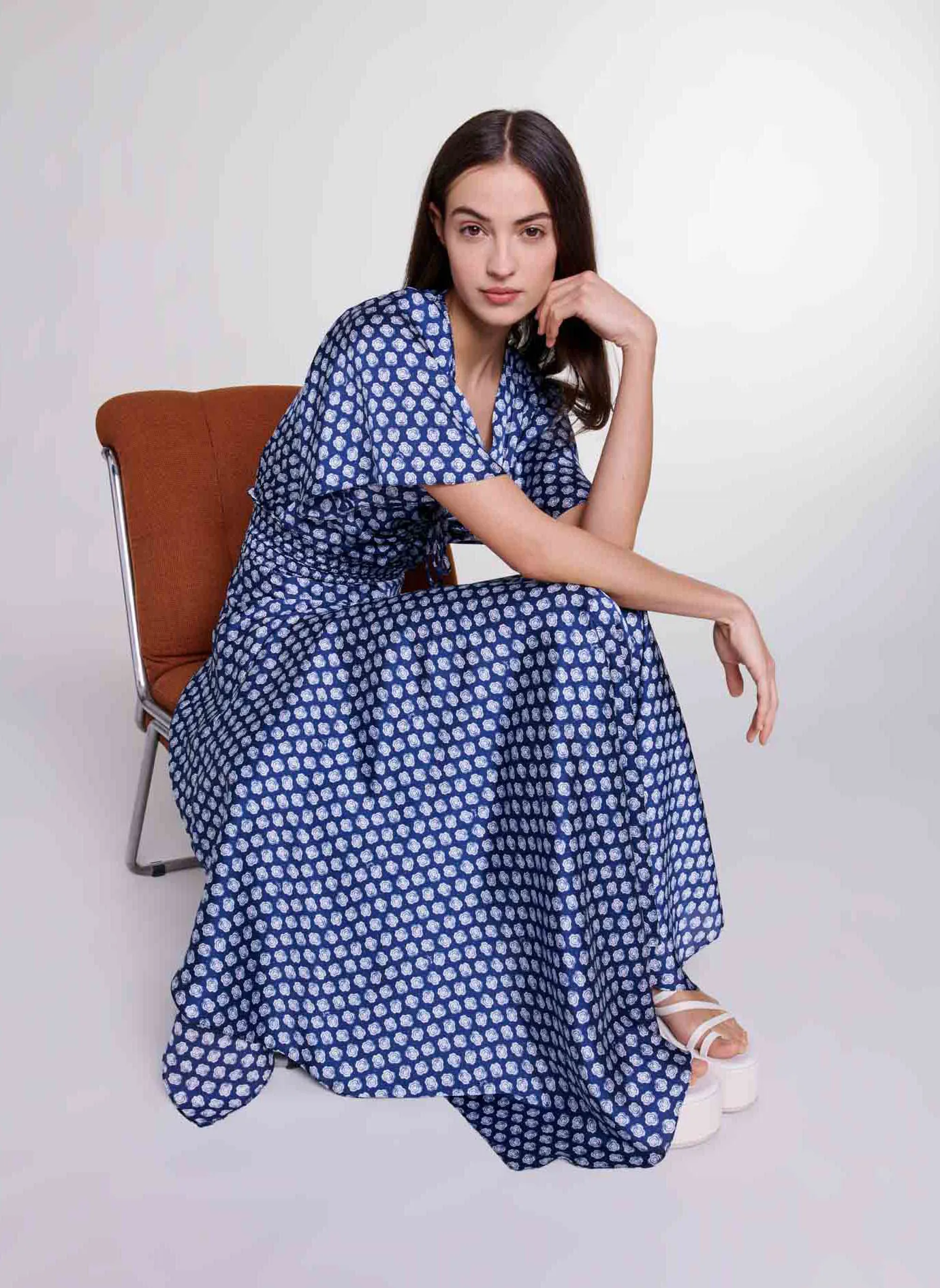 MAJE Vestido largo entallado con escote en V estampado en azul