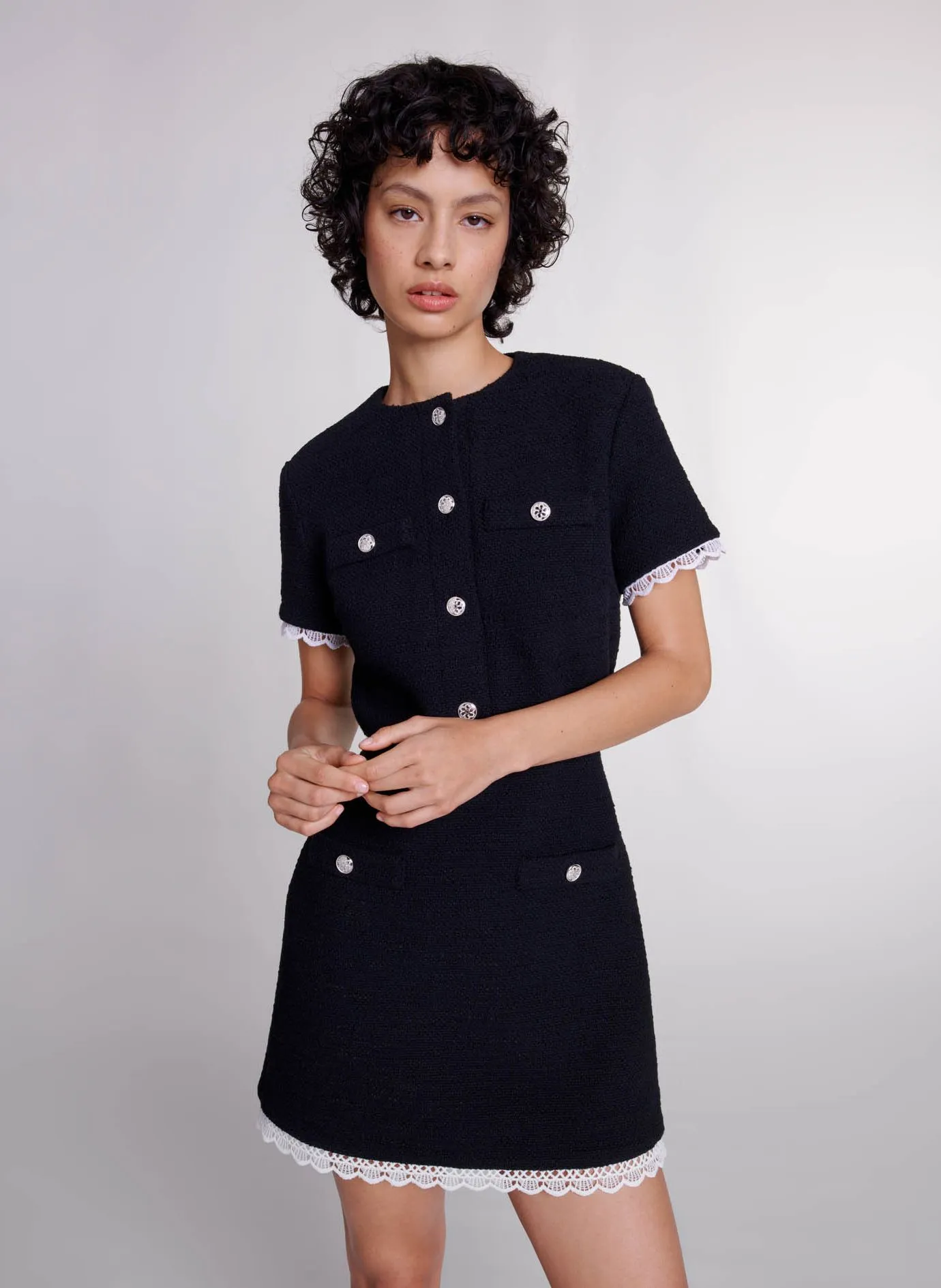 MAJE Vestido recto con cuello redondo y encaje en negro
