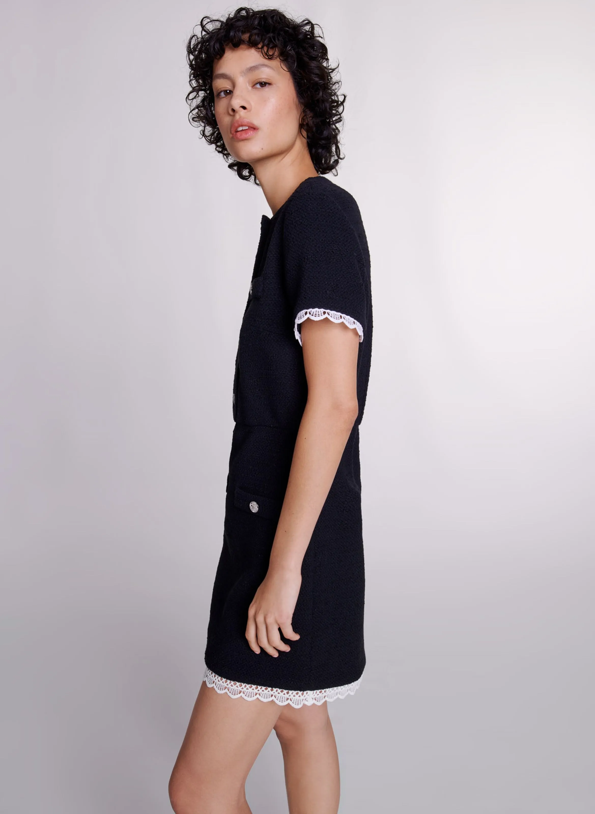 MAJE Vestido recto con cuello redondo y encaje en negro