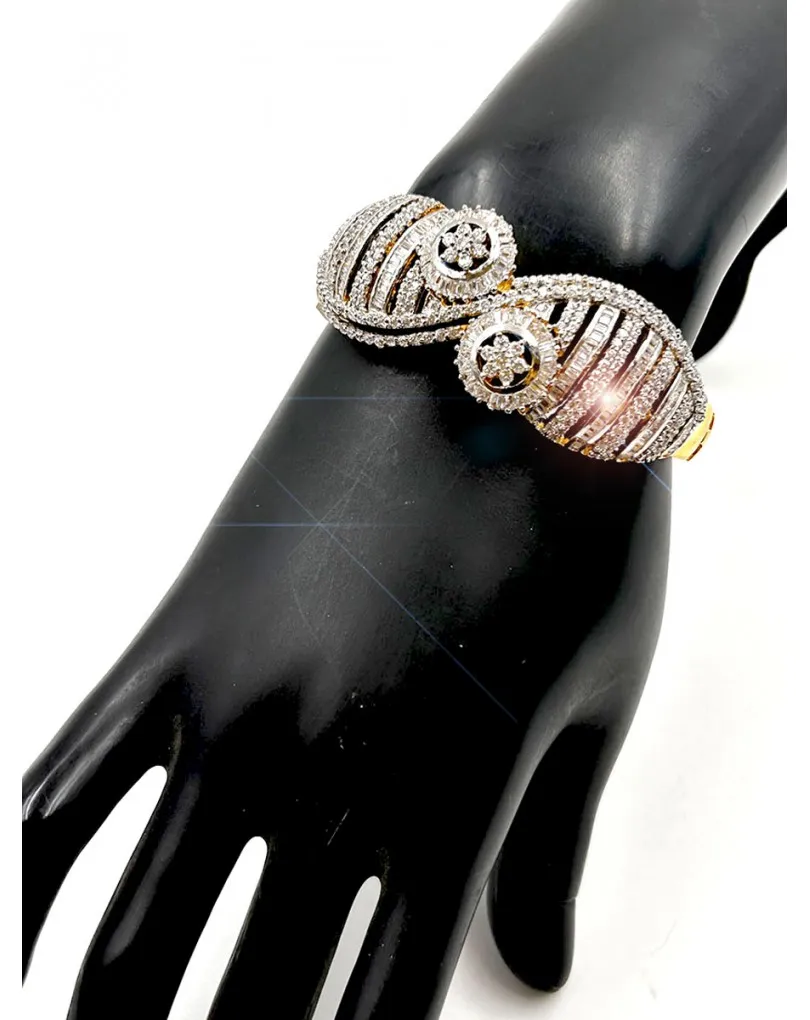 PULSERAS DORADAS CON DISEÑO SOFISTICADO DE CIRCONITAS