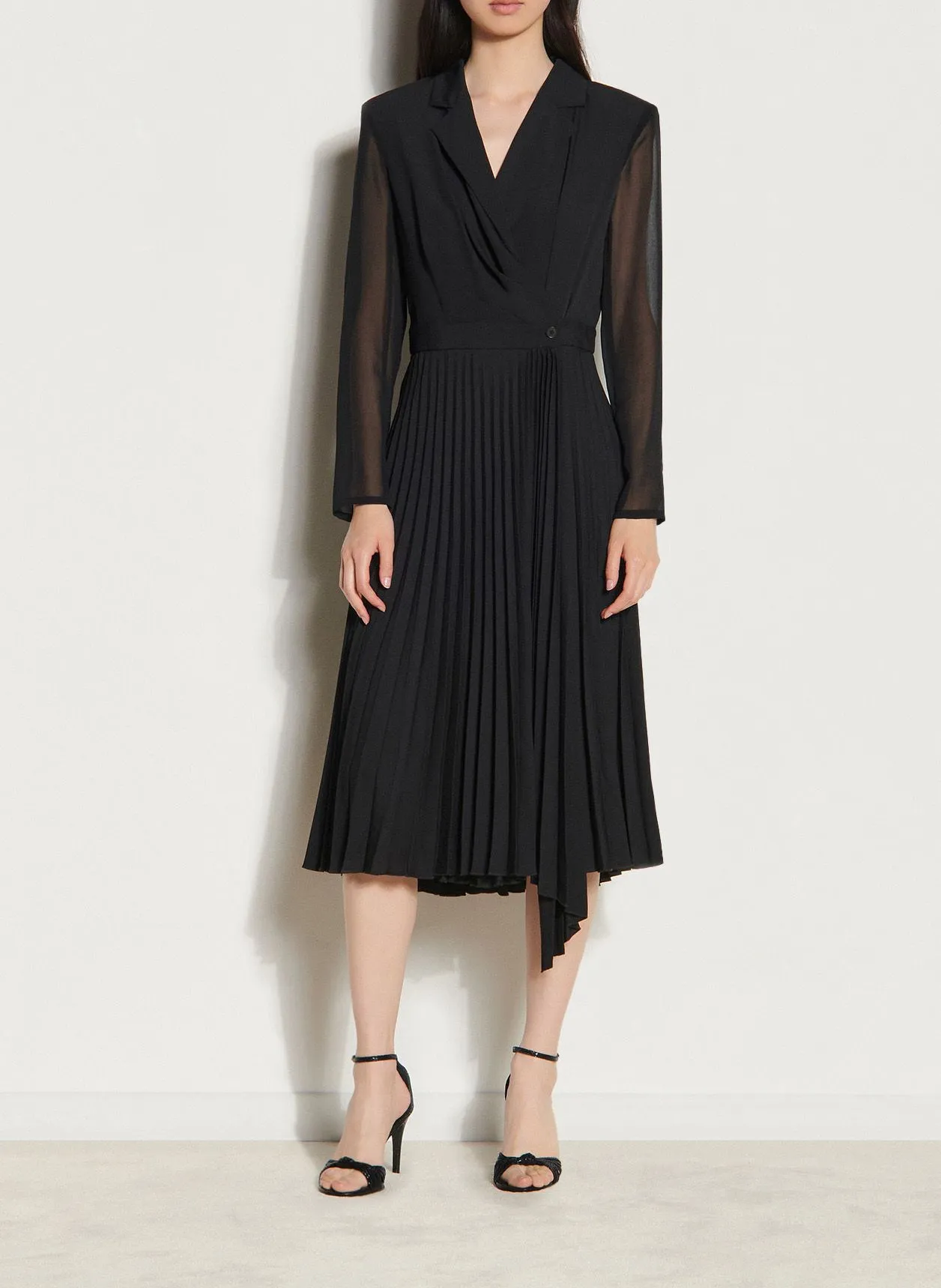SANDRO Vestido midi cruzado y plisado en negro