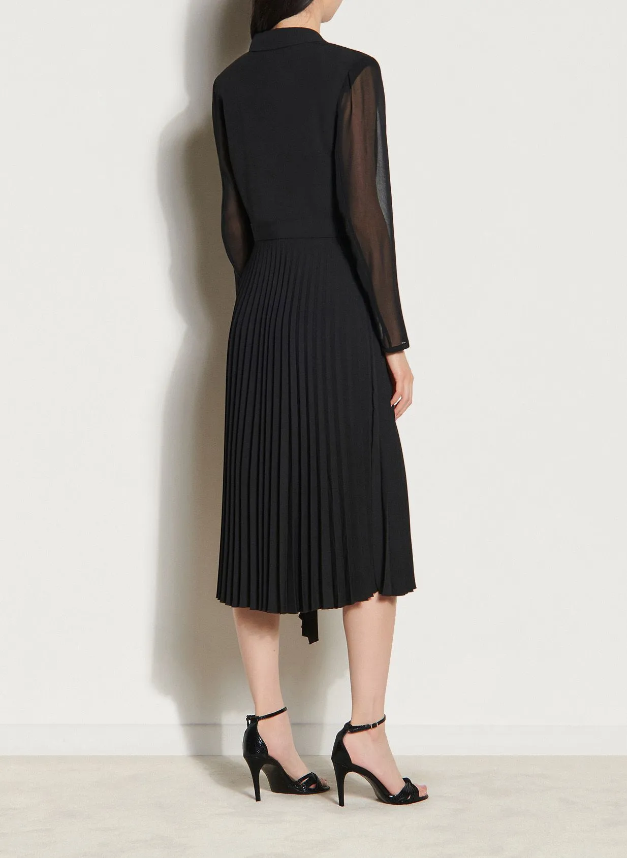 SANDRO Vestido midi cruzado y plisado en negro