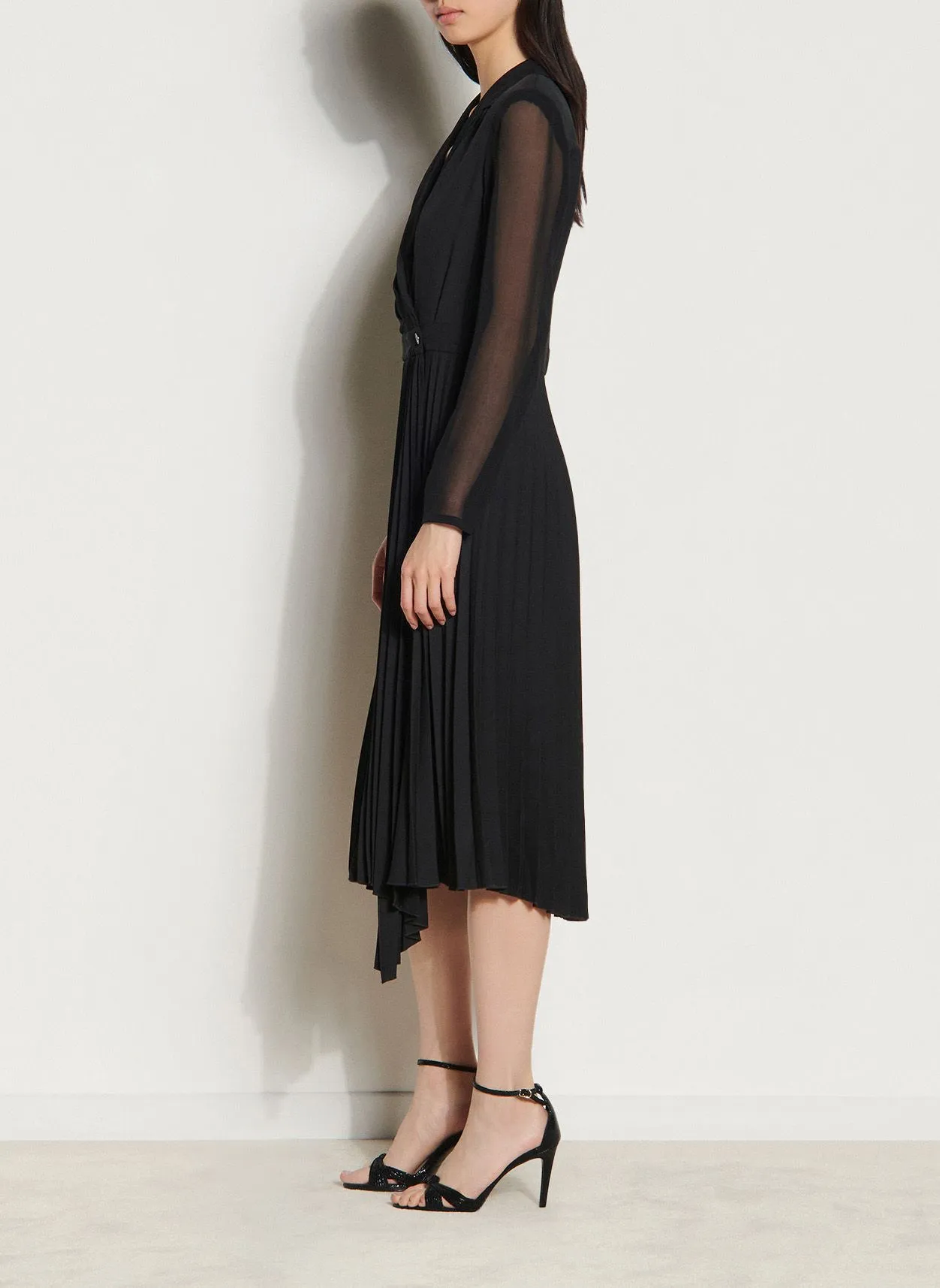 SANDRO Vestido midi cruzado y plisado en negro