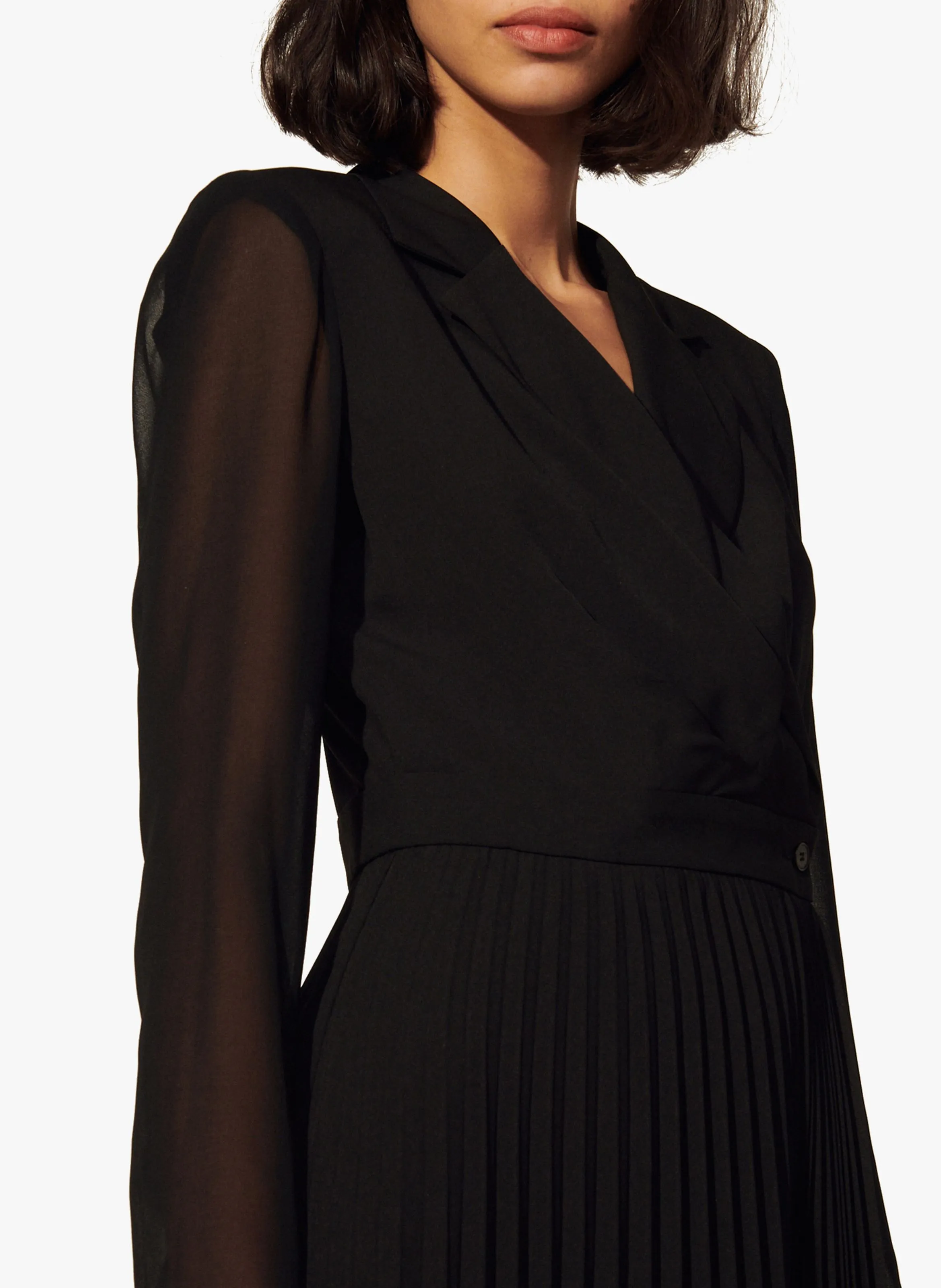 SANDRO Vestido midi cruzado y plisado en negro