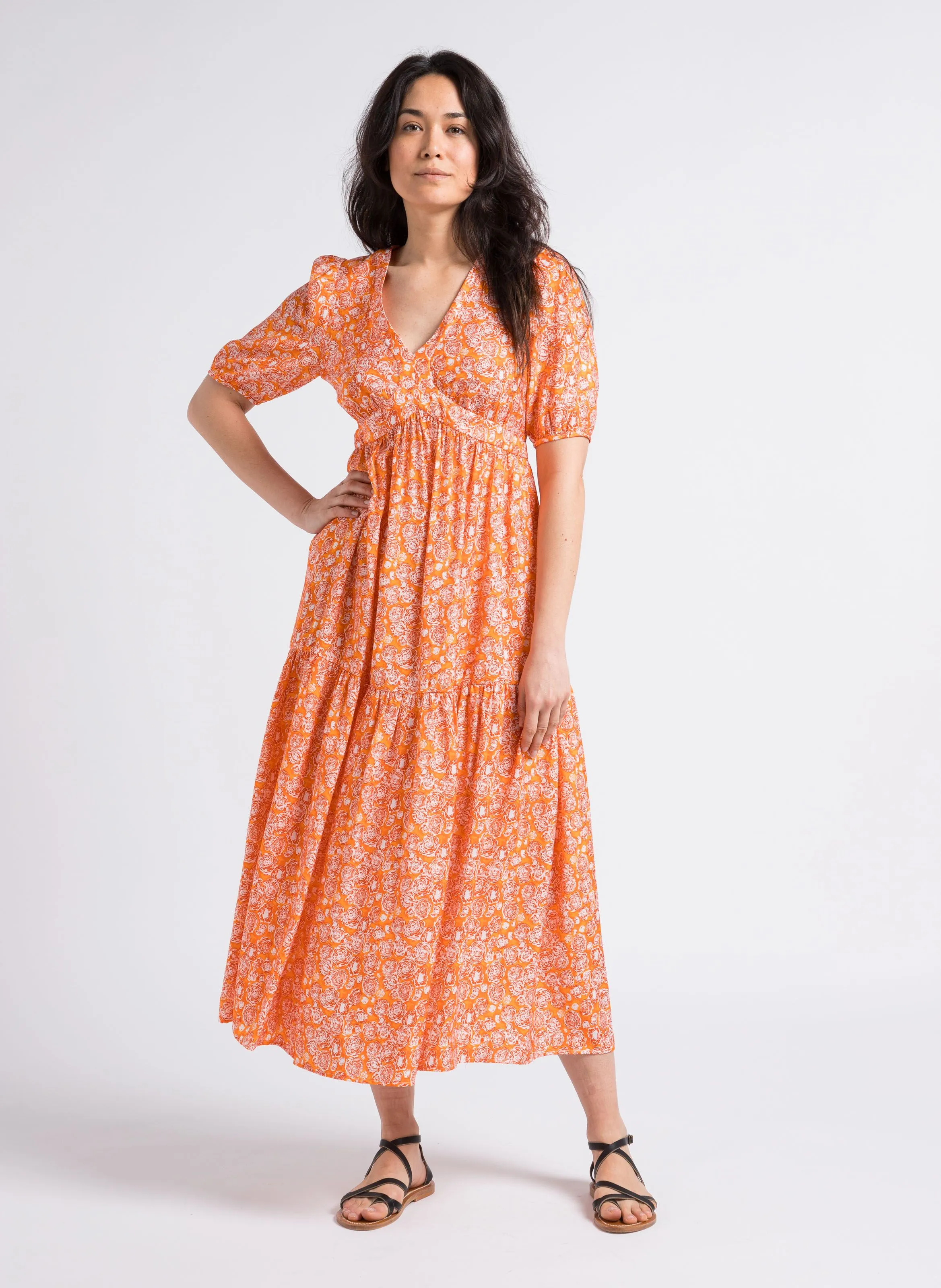 SEE U SOON Vestido largo recto estampado con cuello de pico en naranja
