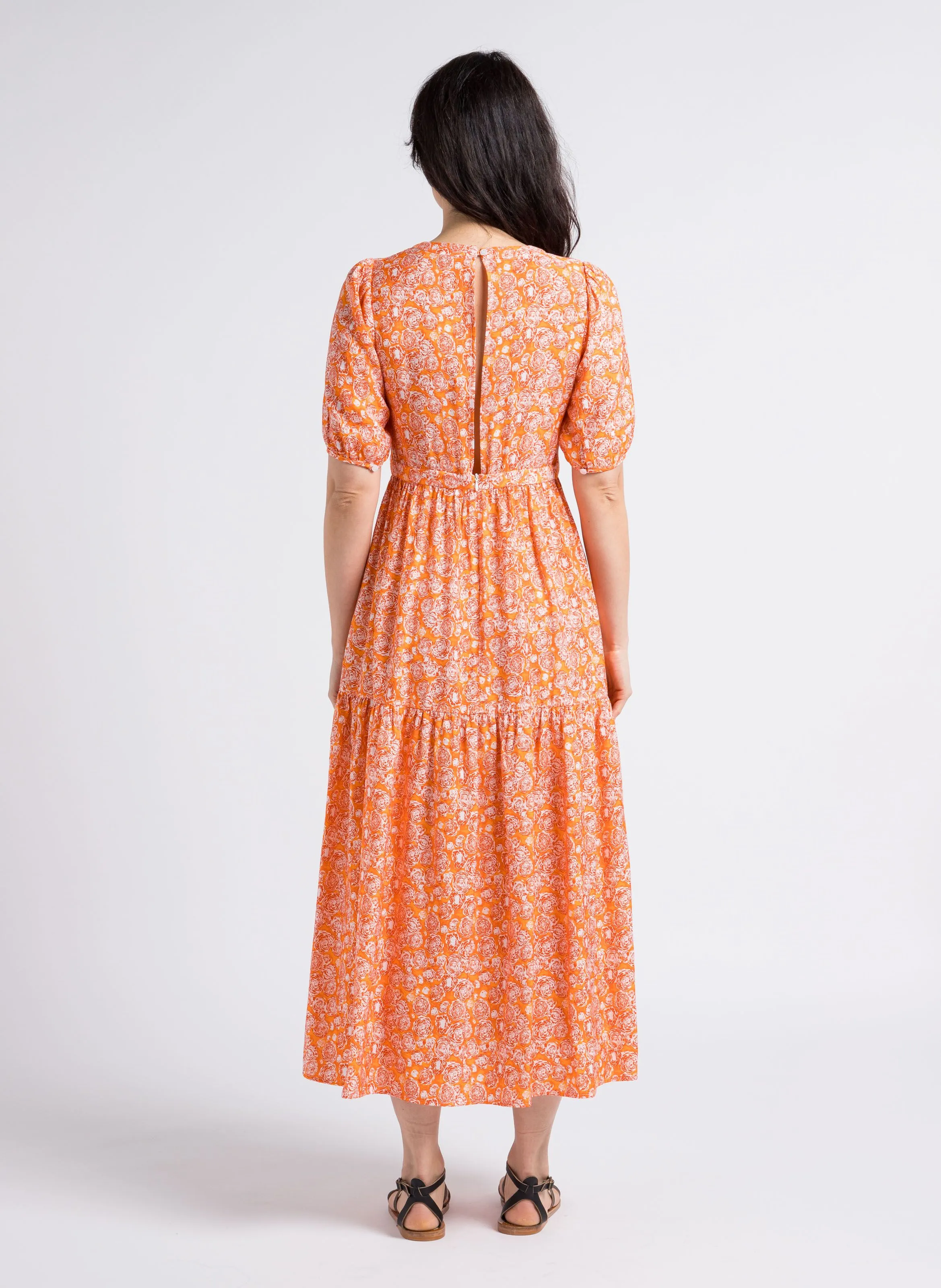 SEE U SOON Vestido largo recto estampado con cuello de pico en naranja