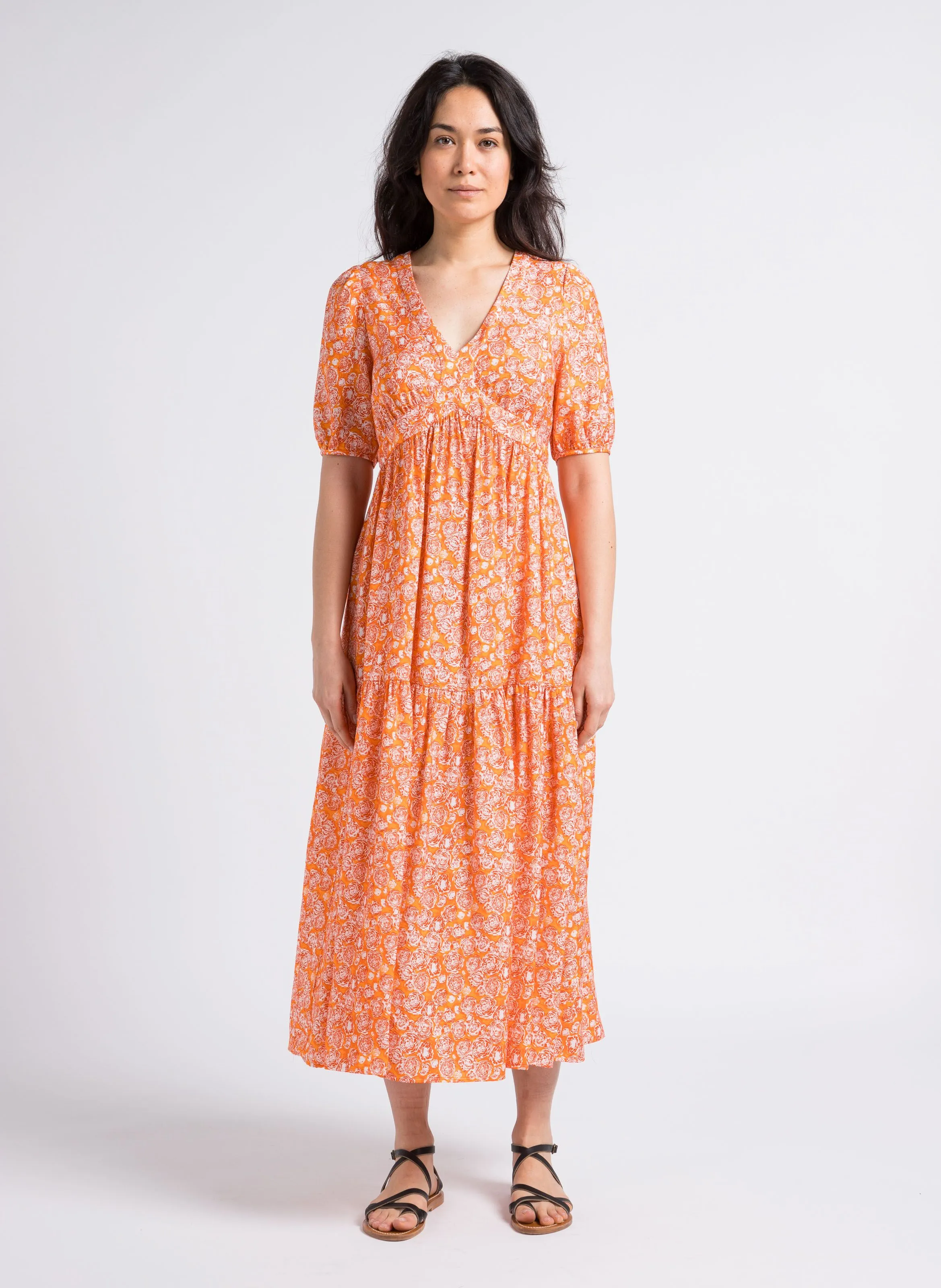 SEE U SOON Vestido largo recto estampado con cuello de pico en naranja