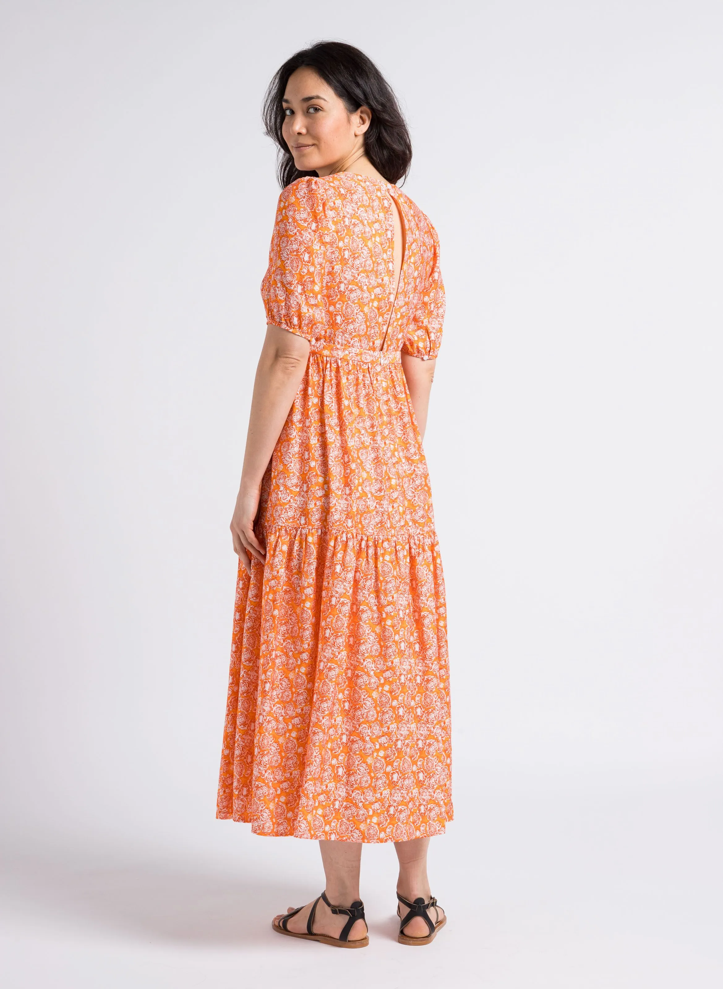 SEE U SOON Vestido largo recto estampado con cuello de pico en naranja