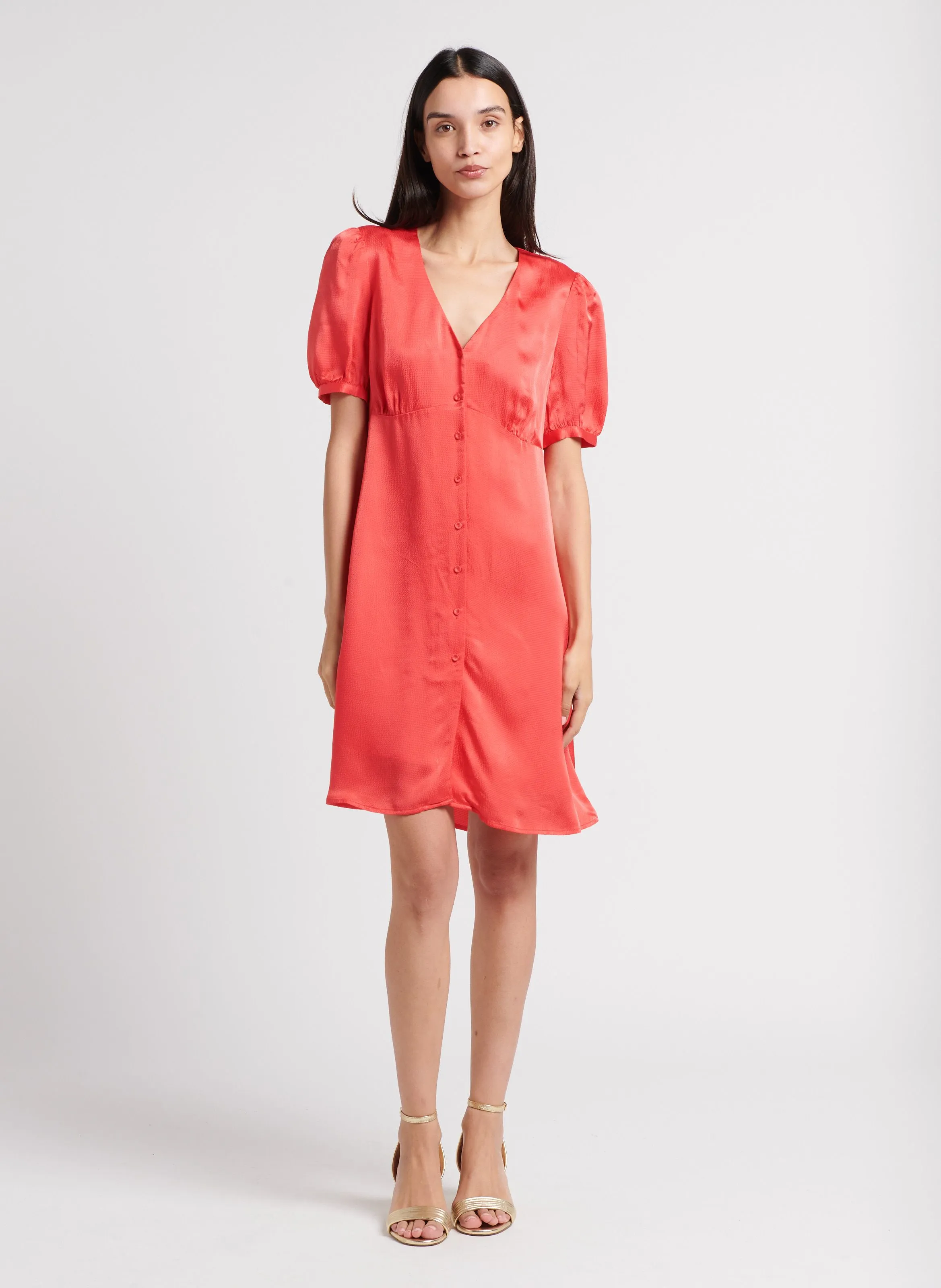 SERENA  VESTIDO CORTO CON ESCOTE EN V Y EFECTO SATINADO EN ROSA