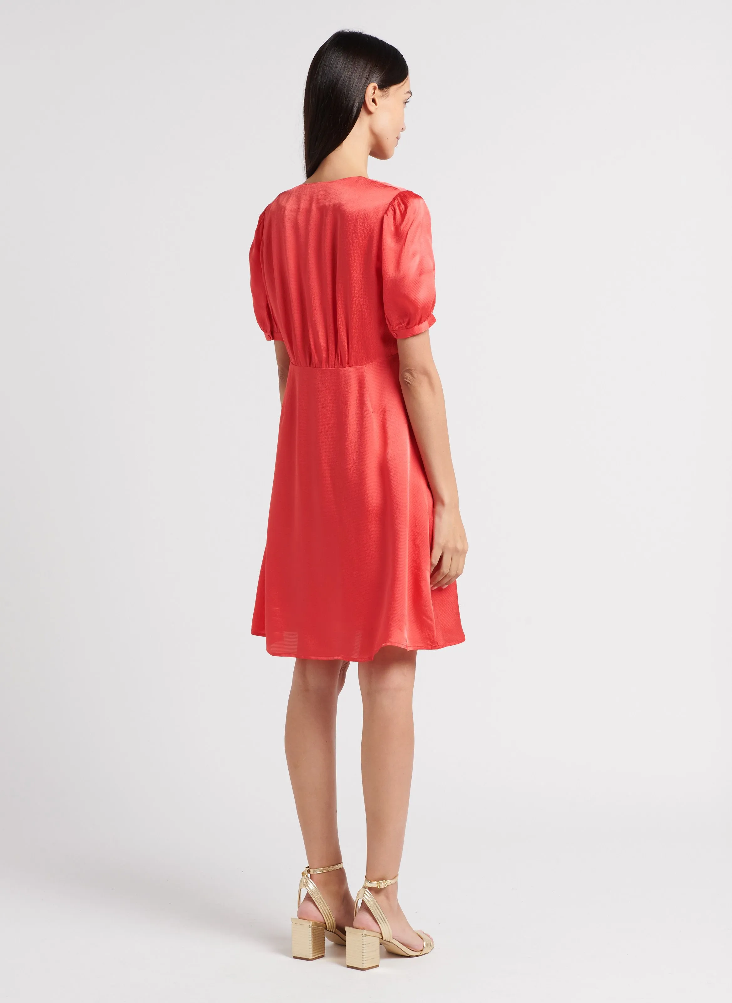 SERENA  VESTIDO CORTO CON ESCOTE EN V Y EFECTO SATINADO EN ROSA