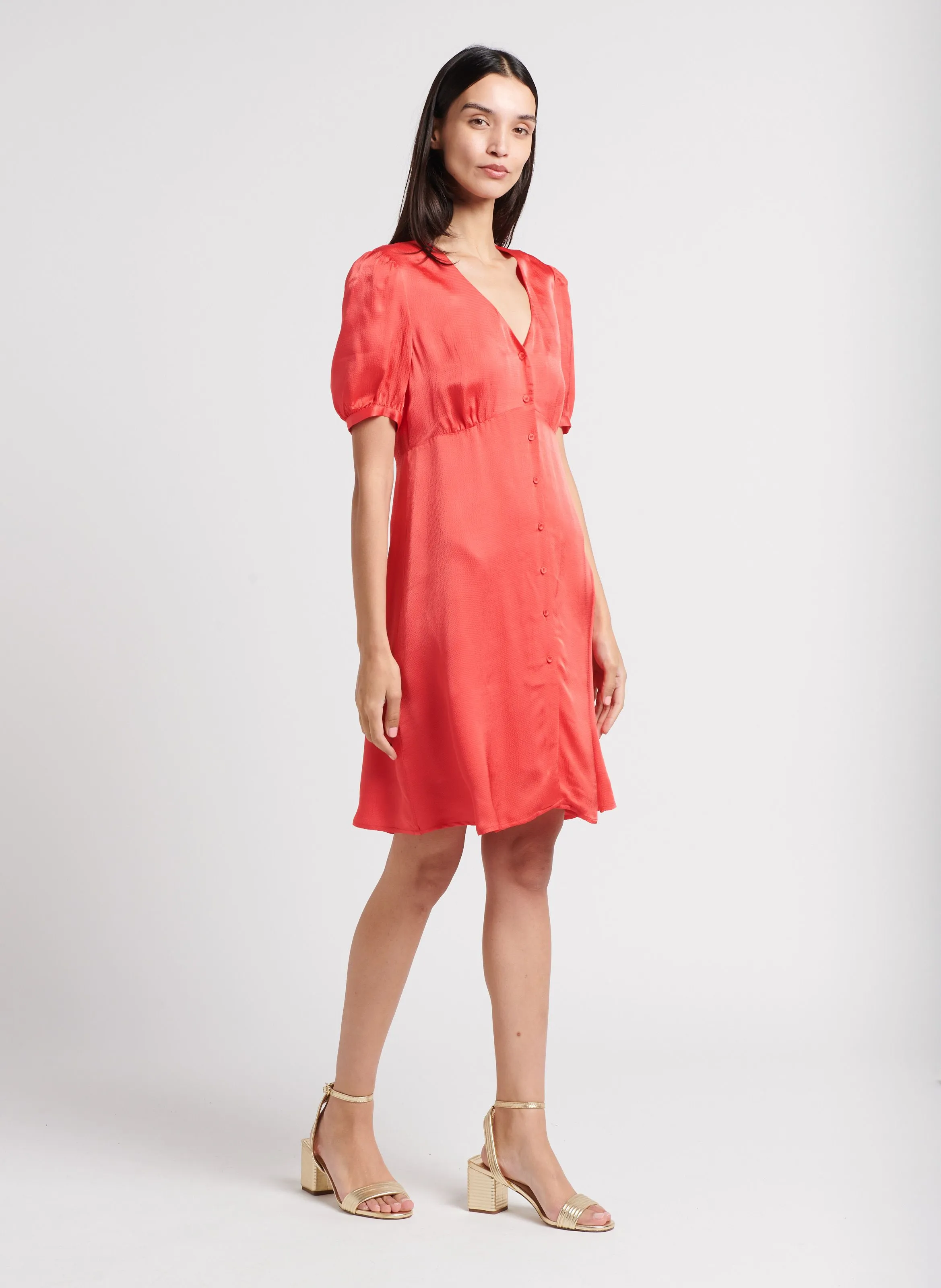 SERENA  VESTIDO CORTO CON ESCOTE EN V Y EFECTO SATINADO EN ROSA