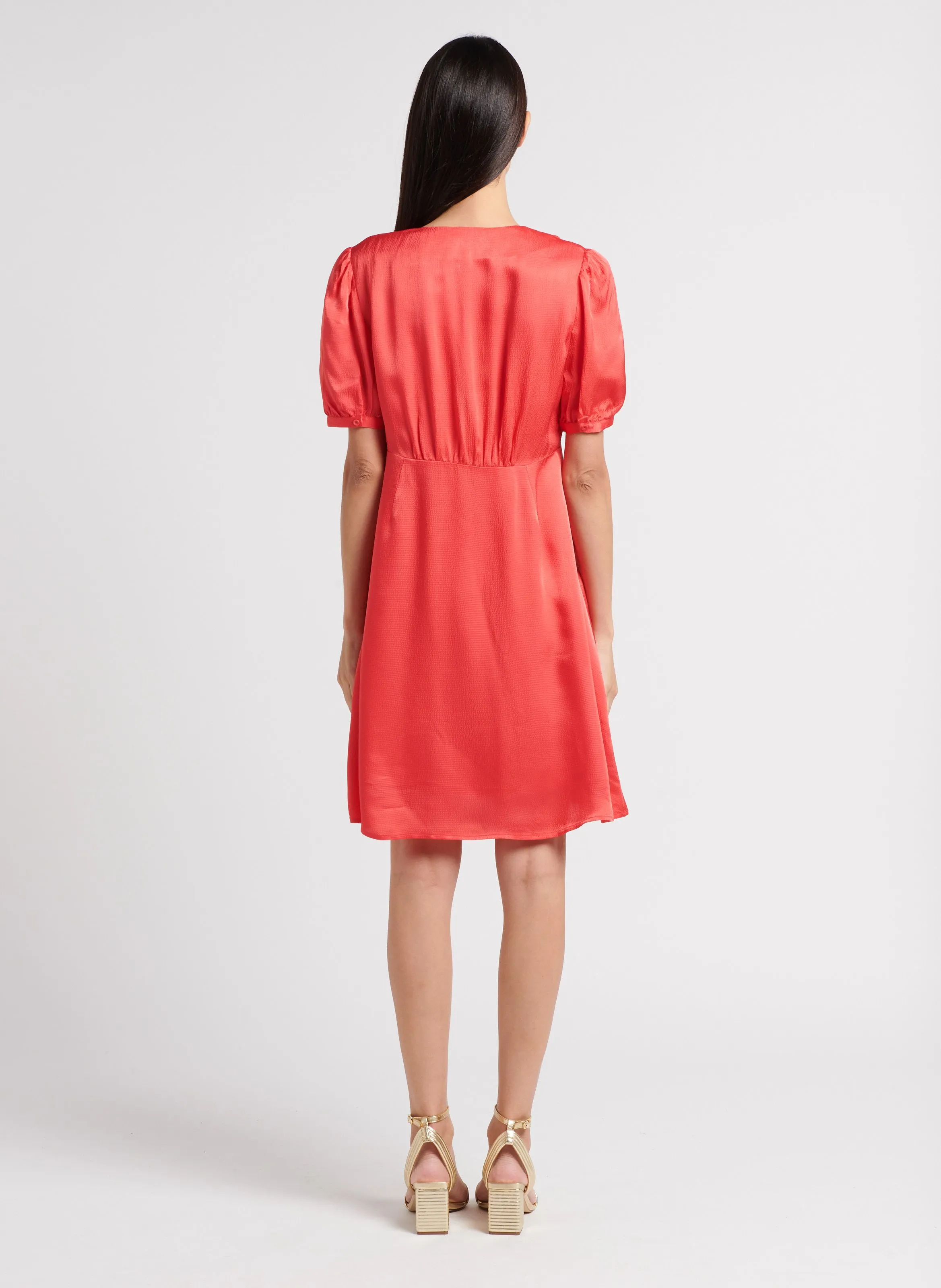 SERENA  VESTIDO CORTO CON ESCOTE EN V Y EFECTO SATINADO EN ROSA