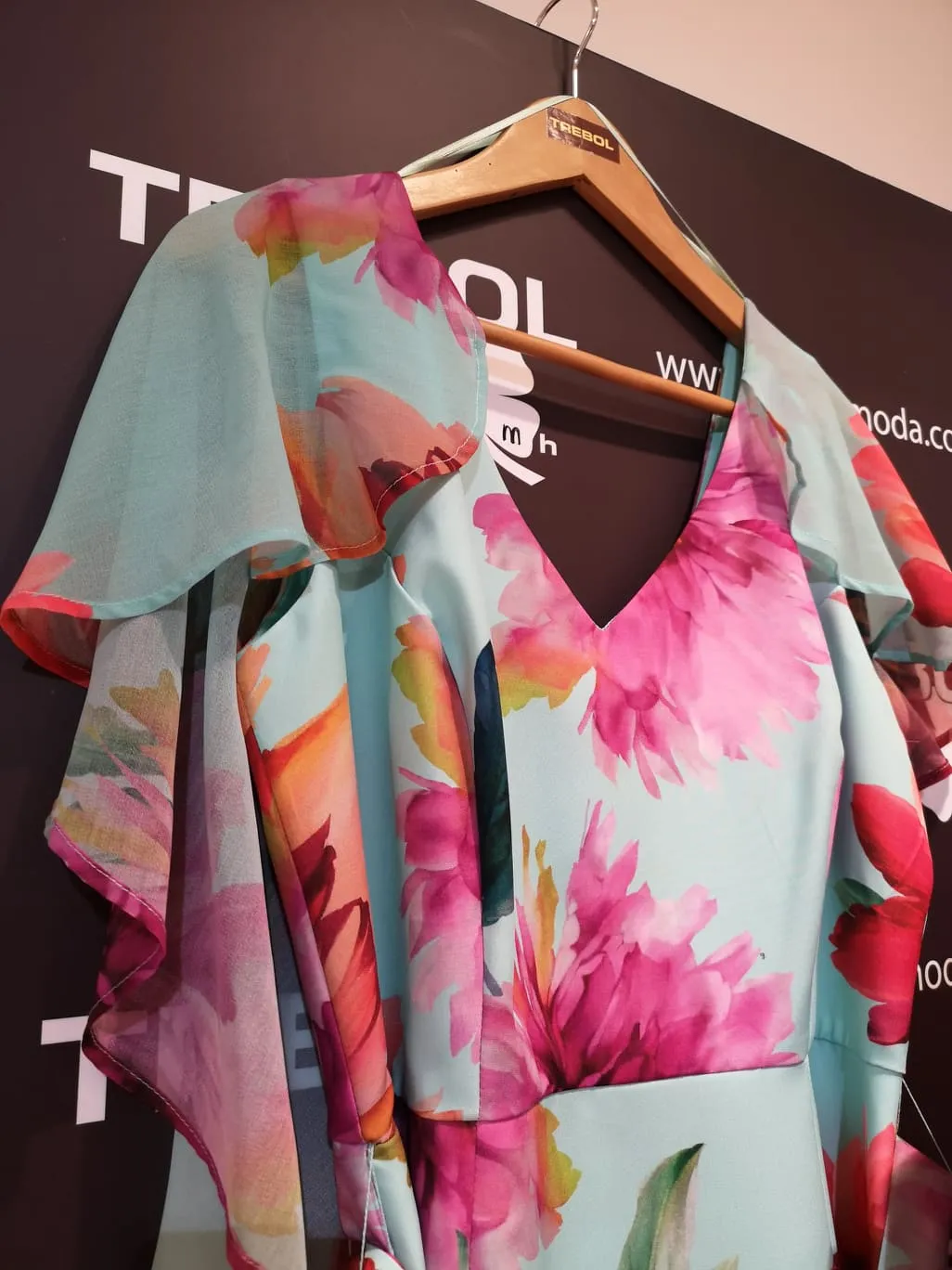 Vestido con capa en hombros