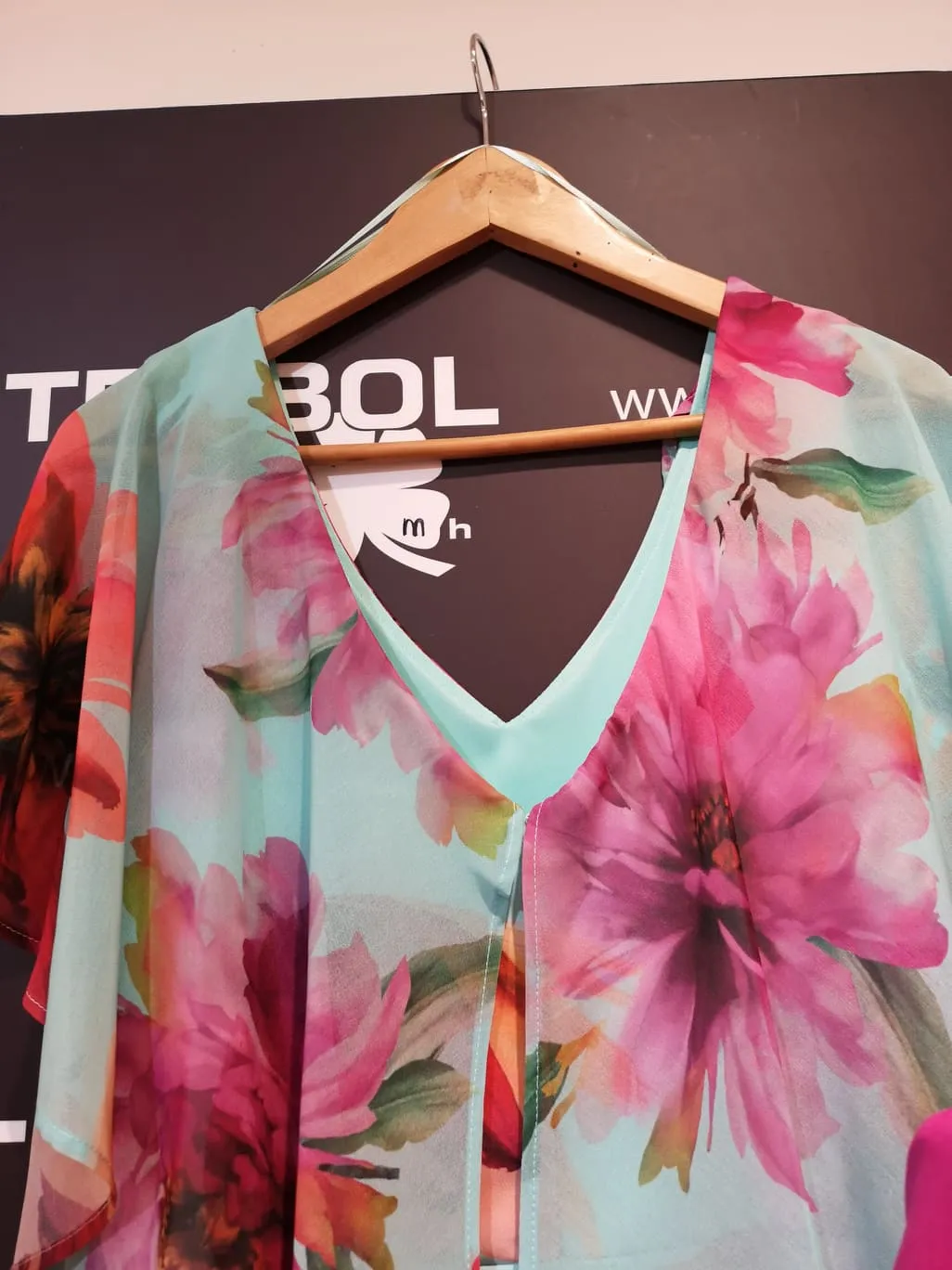 Vestido con capa en hombros