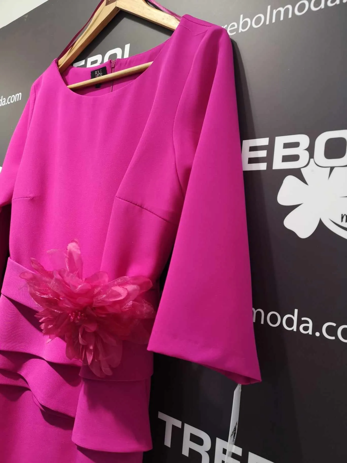 Vestido con peplum en cintura