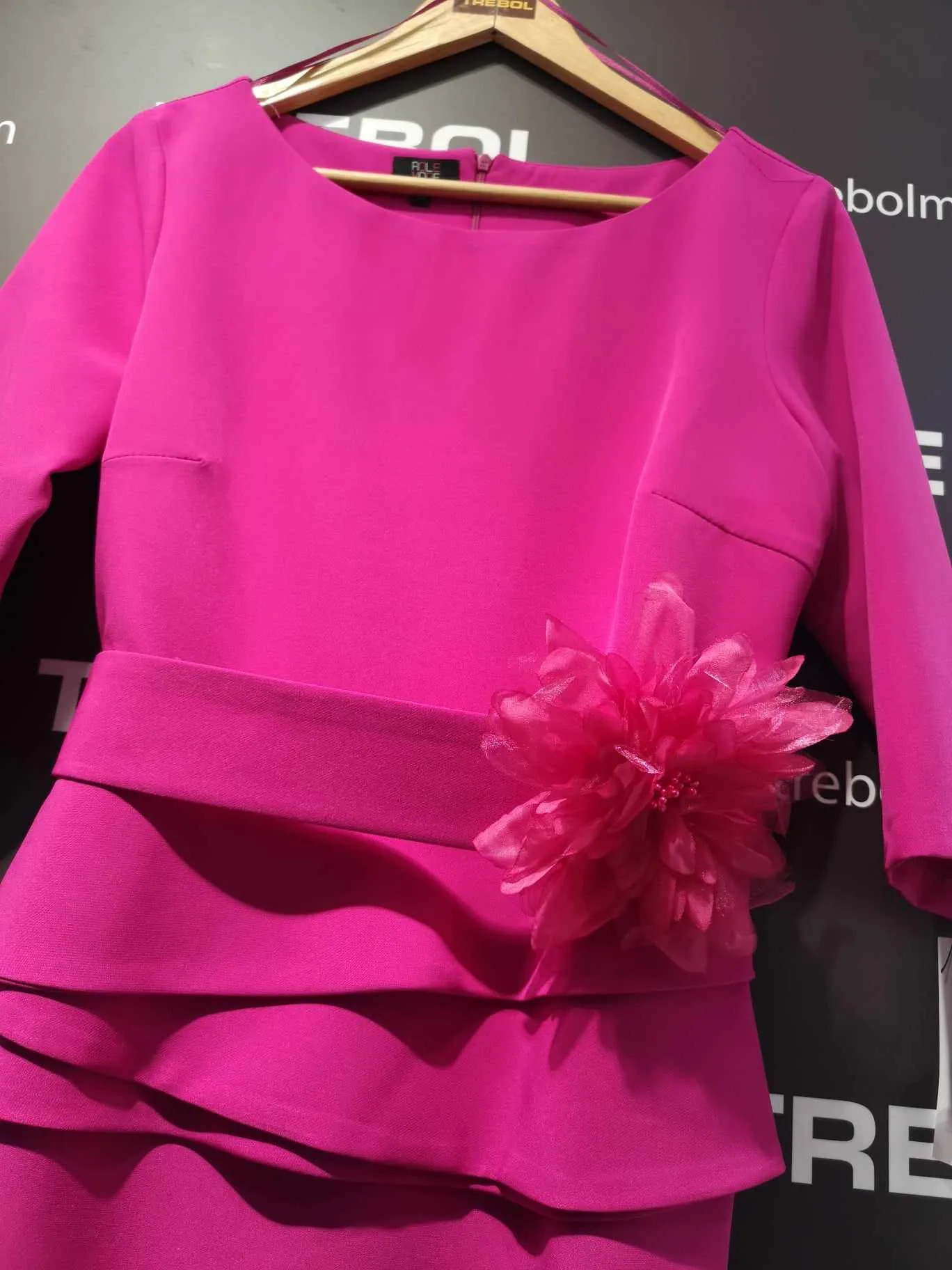 Vestido con peplum en cintura